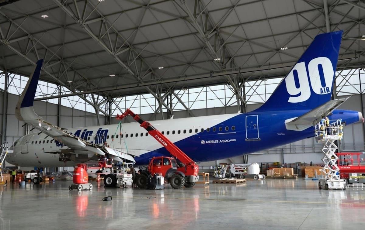 Airbus A320neo пошли под нож ради запчастей Французская компания Tarmac Aerosave сообщила о завершении разборки четырёх Airbus A320neo ранее принадлежавших обанкротившейся индийской авиакомпании Go First Эти самолёты были выкуплены британской компанией AerFin специализирующейся на торговле запчастями и повторном использовании авиационных компонентов От каждого разобранного A320neo на рынок поступили около 1400 деталей включая шасси двигатели Pratt Whitney GTF и вспомогательные силовые установки ВСУ Компании разработали индивидуальный процесс разборки в котором приоритет отдавался снятию стоек шасси двигателей и ВСУ на раннем этапе что позволило ускорить поступление критически важных деталей на вторичный рынок Go First ранее известная как GoAir была одним из первых заказчиков A320neo однако финансовый кризис и проблемы с двигателями GTF привели к остановке полётов и последующей ликвидации перевозчика в 2023 году Tarmac Aerosave ожидает что до конца 2025 года переработает новые самолёты выкупленные AerFin Разборка относительно молодых A320neo показатель того как глобальный дефицит запчастей может перевесить даже остаточный ресурс самолёта превращая его в источник золотых деталей    AviaNews