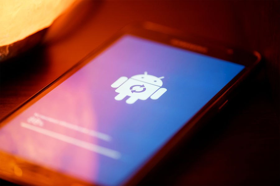 Свежее обновление Android привело к поломке тысяч смартфонов После обновления Android 16 QPR1 множество смартфонов на базе Android включая Google Pixel 8 9 10 и 10 Pro начали работать с ошибками появляются белый шум исчезают фото нарушается работа камер банковских приложений и Bluetooth Пользователи жалуются на сбои и полную неработоспособность устройств а ремонт в сервисных центрах обходится примерно в 10 тыс рублей Подписаться Смотреть эфир