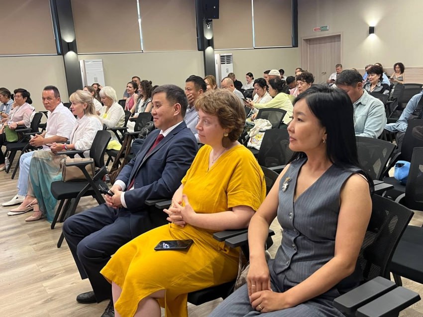 Во время Русского форума в Чите выступят эксперты сферы креативных индустрий со всей страны В рамках проведения Русского форума в столице региона 27 ноября будет работать панельная дискуссия Народно художественные промыслы и ремесла как традиционные искусства превратить в успешный бренд Ее спикерами станут известные по всей стране эксперты сферы креативных индустрий Один из них Илья Орлов Бунин Он сооснователь уральского проекта Антихрупкость который объединяет традиционные российские производства с работой современных авторов К нам в Забайкалье Илья приедет также с темой антихрупкости Он будет рассуждать о том как объединить таланты прошлого и создать шедевры будущего рассказала министр экономического развития Забайкалья Жаргалма Бадмажапова Еще одним интересным спикером станет Максим Попов создатель бюро Пикторика издатель и дизайнер От Максима мы ждем новых знаний Будем учиться создавать и масштабировать продукты в условиях отсутствия локальных брендов Вообще каждый спикер открытие И мы в предвкушении добавила министр Напомним обширная двухдневная программа Русского форума в Чите 27 28 ноября включает в себя масштабную научно практическую конференцию с участием ведущих федеральных экспертов Также в рамках мероприятия будет работать тематические площадки посвящённые русской культуре языку и другим ключевым элементам национального наследия в соответствии с задачами национального проекта Семья   Подписывайтесь TG VK MAX