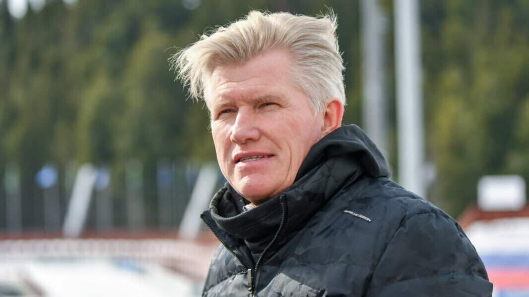 Дмитрий Васильев считает что скоро допуск российских спортсменов будет иметь массовый характер Во вторник стало известно что российские ватерполисты получат возможность вернуться на международную арену в 2026 году В среду Международная федерация конного спорта допустила спортсменов из России и Белоруссии до командных соревнований под нейтральным флагом Могут ли эти случаи подтолкнуть и другие федерации к нашему полноценному допуску Близится ли это Да я думаю что есть повод международным федерациям задуматься чтобы не попадать под судебные решения Потому что любое судебное решение обязательно повлечет за собой встречные судебные иски со стороны российских спортсменов о возмещении упущенной выгоды всевозможных выплат и так далее Поэтому лучше им поторопиться и самим принять такое решение чтобы это не было решением суда Думаю что сейчас это будет уже скорее всего иметь массовый характер В отношении скелетонистов бобслеистов и настольного тенниса были приняты судебные решения а если решение принято о незаконном отстранении то следующий шаг встречный иск о возмещении убытков Так что скорее всего руководители международных федераций сами быстренько начнут сейчас возвращать российских спортсменов на международную спортивную арену news matchtv Денис Бушковский Матч ТВ