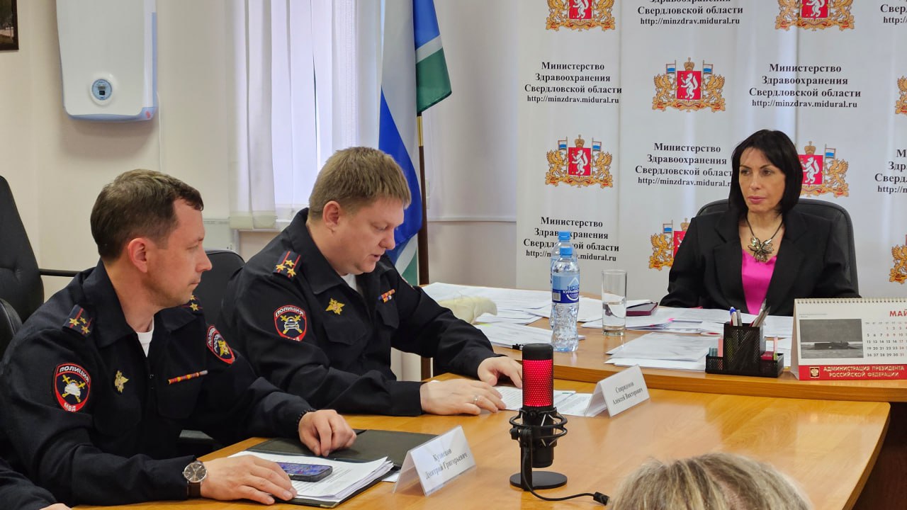 Безопасность ситуации на дорогах решено повысить общими усилиями В Минздраве региона состоялось совещание по вопросам межведомственного взаимодействия для безопасности дорожного движения и оказания медицинской помощи пострадавшим в ДТП В мероприятии приняли участие заместитель губернатора – министр здравоохранения Свердловской области Татьяна Савинова, министр цифрового развития и связи региона Михаил Пономарьков, главный государственный инспектор безопасности дорожного движения региона Алексей Спиридонов, а также главные врачи медорганизаций и представители Госавтоинспекций Свердловской области. За 2024 год в регионе зарегистрировано 2731 ДТП. Врачи боролись за жизнь почти 4 тысяч пострадавших, из них около 500 пациентов — дети. За самоотверженную работу по их спасению Управление Госавтоинспекции выступило с инициативой наградить врачей Артинской ЦРБ, ТЦМК, ДГКБ №9, Демидовской ЦГБ, Серовской ГБ Также речь шла о расширении покрытия связи в регионе и улучшении каналов связи между ведомствами. По итогам совещания было решено разработать план совместных действий и провести обучение для сотрудников Госавтоинспекции.