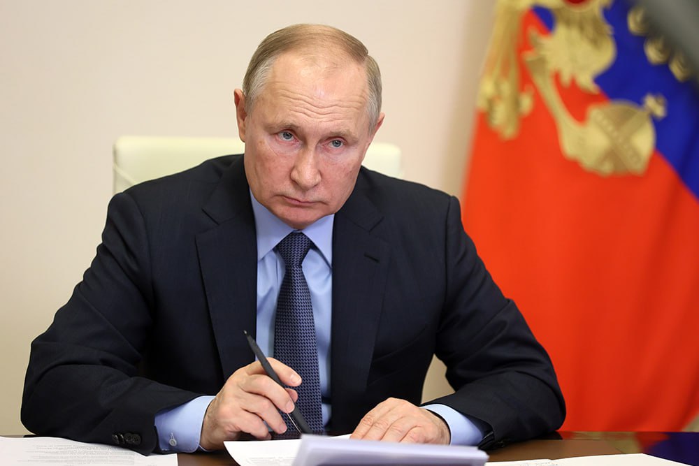 Владимир Путин поручил кабмину к июлю рассмотреть предложения российского бизнеса об условиях возвращения иностранных компаний в Россию Президент России утвердил перечень поручений по итогам встречи с членами "Деловой России", прошедшей 13 мая: Оценить эффективность эксперимента с режимом самозанятости и представить предложения по улучшению этого механизма. Представить предложения по повышению эффективности мер, направленных на трудоустройство инвалидов. Изучить возможность сохранения выплат инвалидам по наградам даже если они устраиваются на работу. Подготовить предложения по совершенствованию механизма налогообложения лиц, не являющихся налоговыми резидентами Российской Федерации. Простимулировать создание винодельческих предприятий. Установить ставку льготного кредитования для восстановления объектов культурного наследия в субъектах в размере не более 9%. Фото: РИА Новости