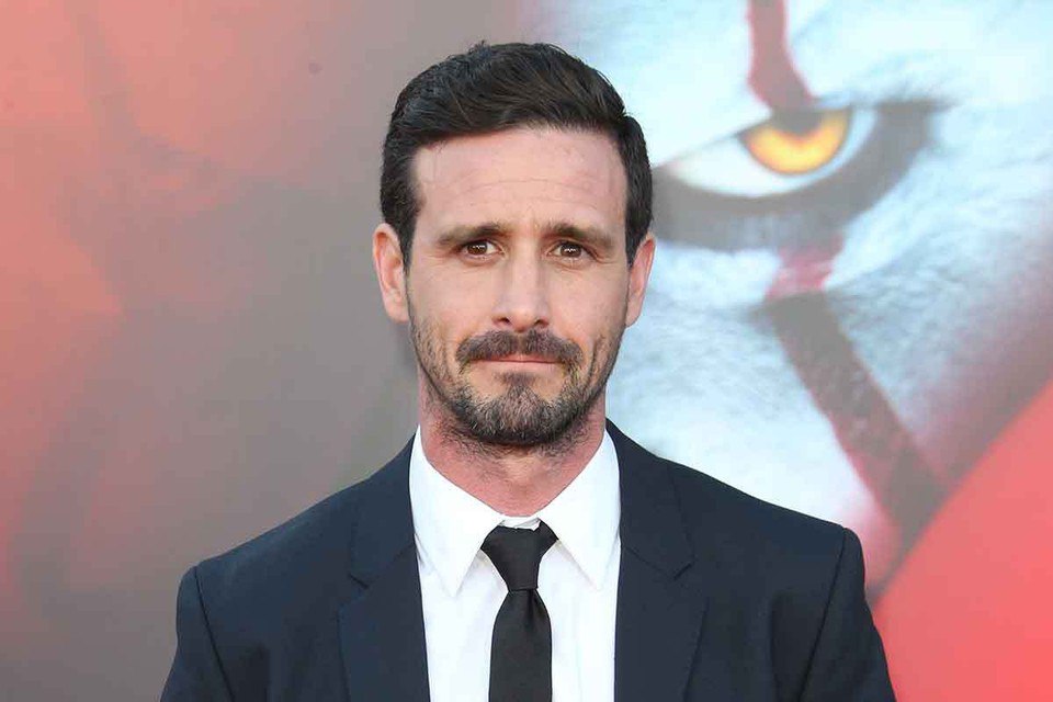 Умер американский актер Джеймс Рэнсон Умер американский актёр Джеймс Рэнсон Он скончался в возрасте 47 лет По информации СМИ причиной смерти стала самоубийство У актёра остались жена и ребёнок Джеймс Рэнсон родился 2 июня 1979 года в Балтиморе и был известным американским актёром кино и телевидения Его популярность принесла роль Зигги Соботки во втором сезоне сериала Прослушка Кроме того он снимался в фильмах Оно 2 Кен Парк Синистер Синистер 2 а также в мини сериале Поколение убийц Подписаться на truekpru Читать нас в MAX