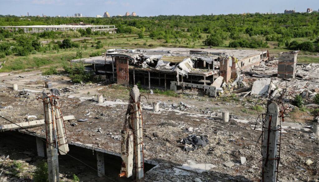 Разработан план восстановления аэропорта в Донецке, сообщил министр транспорта республики Александр Бондаренко во время прямой линии.   С учетом степени разрушений работа займет не год, не два и не три. Мы разработали поэтапный план. Сначала разбор завалов, разминирование и разработка зональности. Нам важно увязать аэропорт с той застройкой, которая появится на территории ДНР;   Также Бондаренко рассказал, что все автовокзалы республики в скором времени начнут "приводить в порядок", сейчас идет инвентаризация.  Подписаться:     Обратная связь:    Чат для общения