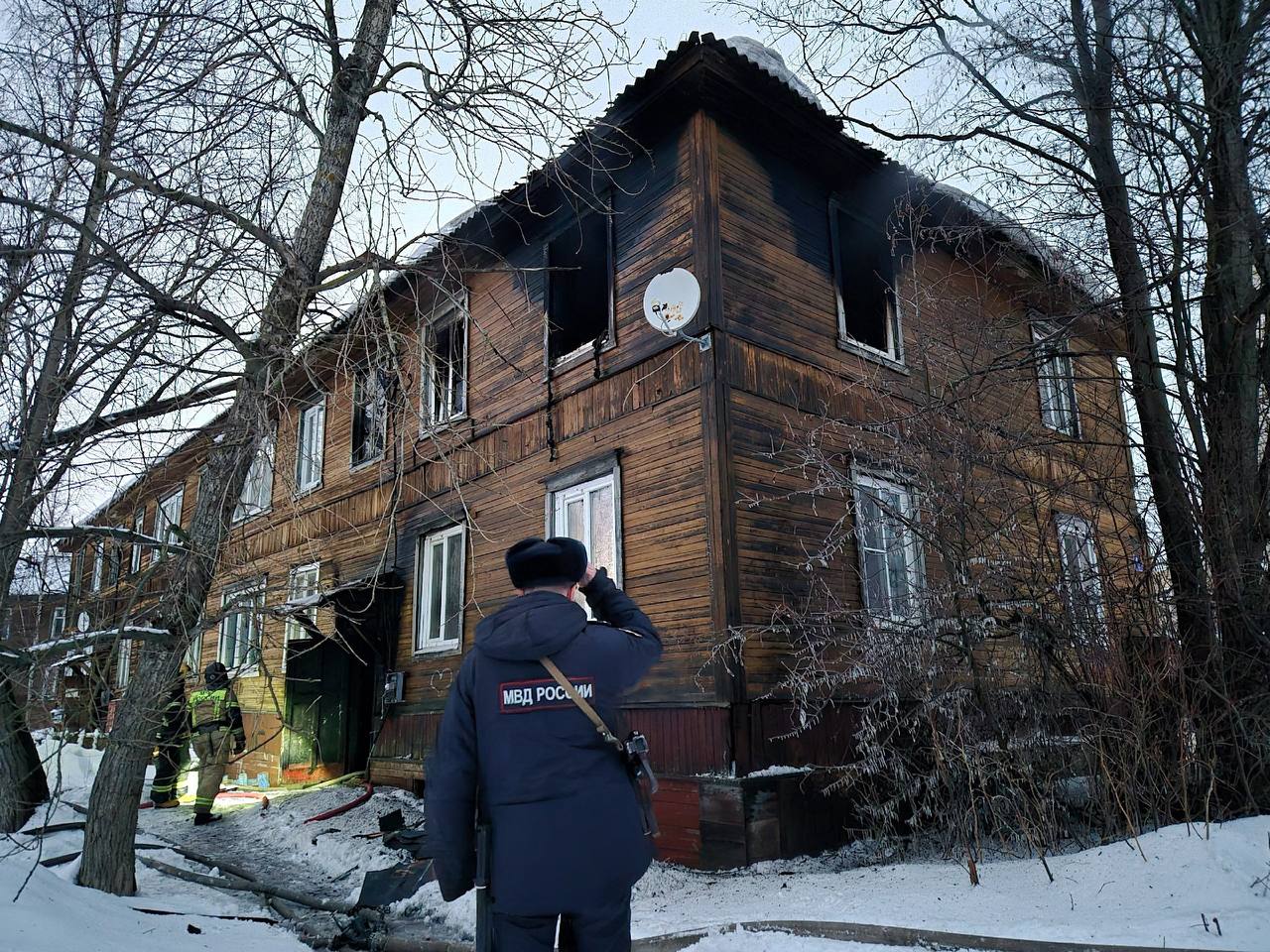 Так сейчас выглядит место пожара. Фото опубликовал блогер Михаил Шишов.   За последние полгода это уже второй пожар в этом доме.    Архангельск №1   Прислать новость