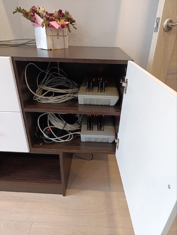 В Пензе задержали двух мужчин работавших на украинских мошенников В Пензенской области пресечена деятельность двух человек подозреваемых в организации каналов связи для телефонных мошенников Уголовное дело возбуждено по статье о незаконном использовании специального оборудования для пропуска трафика пишут представители УМВД России по области Следствие установило что двое 22 летних безработных жителей Ульяновской области нашли в мессенджере предложение о подработке Им поручили установить и обслуживать так называемые сим боксы устройства которые могут массово совершать звонки и рассылать СМС Для конспирации они арендовали квартиру в Пензе на имя знакомого который не знал о противозаконной деятельности В этом помещении они разместили оборудование Правоохранительные органы в ходе оперативных мероприятий изъяли два сим бокса на 64 SIM карты в сумме компьютеры и более 60 SIM карт По данным следствия это оборудование использовалось неустановленными лицами действовавшими с территории Украины для мошеннических звонков россиянам и возможной вербовки В отношении задержанных возбуждено уголовное дело Сейчас проводятся следственные действия чтобы установить все эпизоды их противоправной деятельности и выявить сообщников Расследование продолжается сообщает пресс служба УФСБ по региону   Подписаться на Пенза Взгляд в ТГ Подписаться на Пенза Взгляд в MAХ