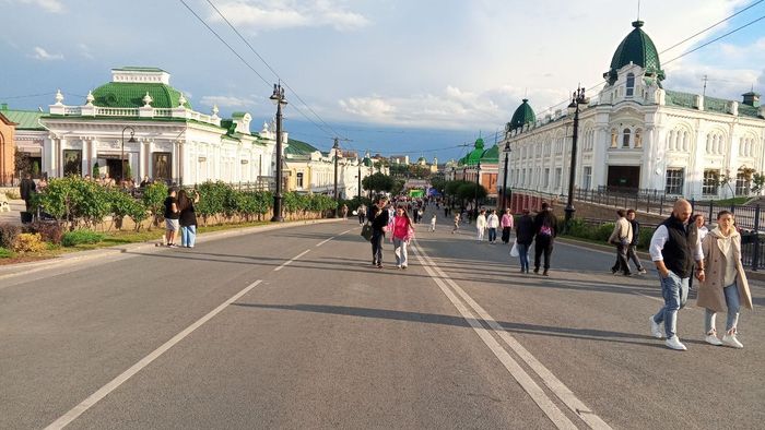 Пешеходный Любинский в Омске продолжится зимой В Омске подвели итоги проекта Пешеходный Любинский который реализовывался в городе в течение 4 месяцев С вечера пятницы по вечер воскресенья главная улица Омска перекрывалась для проведения различных мероприятий и прогулок омичей За 4 месяца мы насчитали более миллиона посещений проспекта в выходные дни сообщил губернатор Виталий Хоценко Проект объединил более 600 артистов и было проведено более 200 концертов мастер классов фестивалей спортивных и других активностей включая федеральные и международные проекты По словам главы региона в новогодние праздники омичей и гостей города ждет зимний Пешеходный Любинский Подробности проекта пока не разглашаются