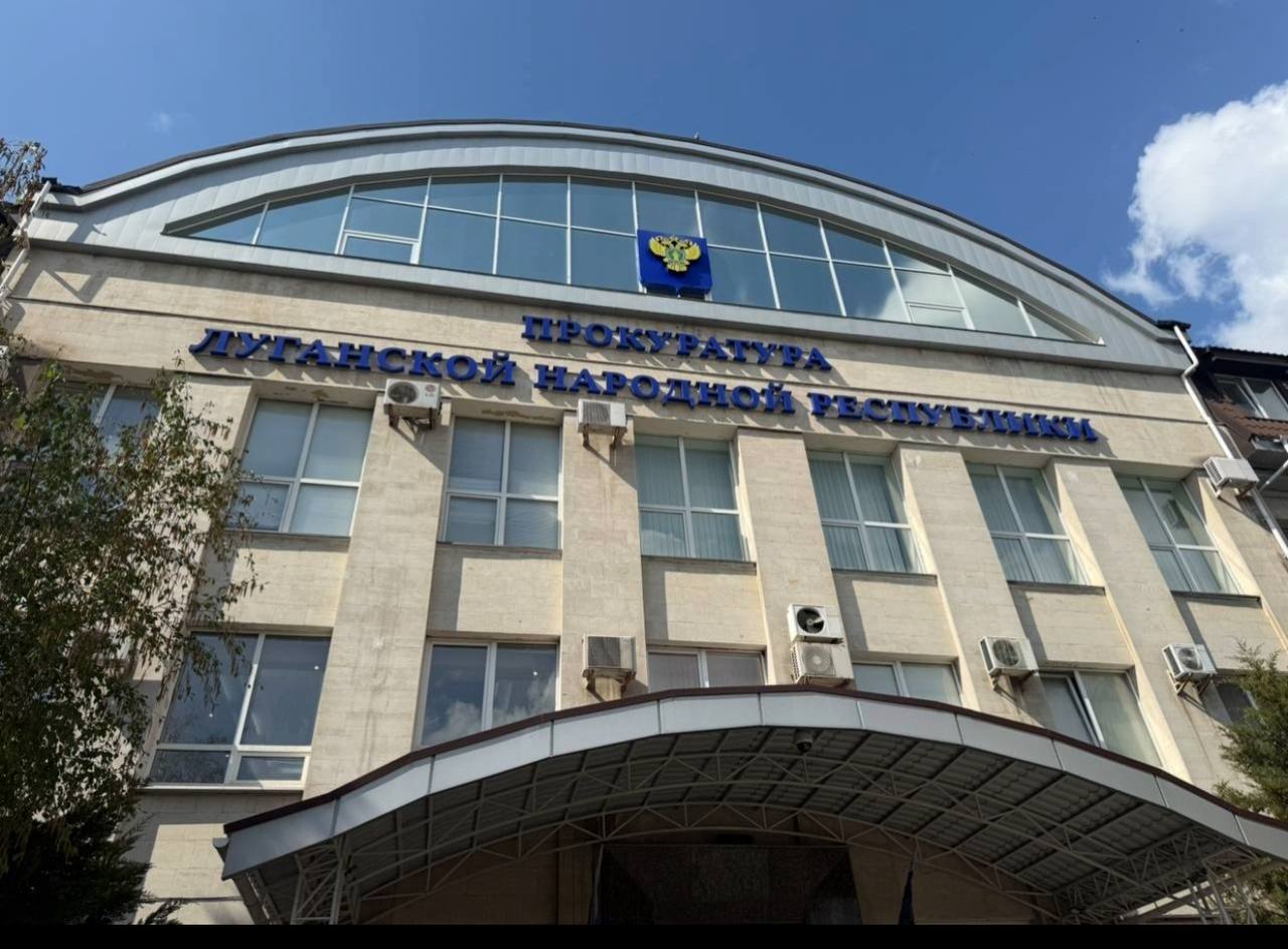 ‼ Участник террористического сообщества «Айдар» предстанет перед судом В мае 2024 года гражданин Украины Алексей Можаров, находясь в Черниговской области, добровольно вступил в ряды штурмового батальона «Айдар» ВСУ, являющегося террористическим сообществом. Можаров прошел обучение в пункте временной дислокации террористической организации и принимал участие в боевых действиях против ВС РФ на территории ЛНР и ДНР. Прокуратура ЛНР утвердила обвинительное заключение по уголовному делу в отношении 41-летнего Алексея Можарова, обвиняемого по ч. 2 ст. 205.4 УК РФ, ст. 205.3 УК РФ. Уголовное дело направлено в Южный окружной военный суд для рассмотрения по существу. — организация признана террористической и запрещена на территории РФ По информации Прокуратуры ЛНР