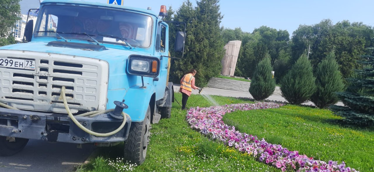 Пришла жара. Почва подсохла после обильных дождей. Цветники требуют полива, чтобы растения могли сохранять свою жизненную силу, предотвращая увядание при высокой температуре воздуха. Регулярный полив помогает растениям получать необходимые питательные вещества и влагу, что способствует их активному росту и цветению, долго сохраняя привлекательный вид городского ландшафта. Сегодня политы цветы у Обелиска Славы, у памятников Н. Нариманову, «На страже правопорядка», «Танк», в скверах Военно-технического училища, А. Юртова, у входа в парк Победы