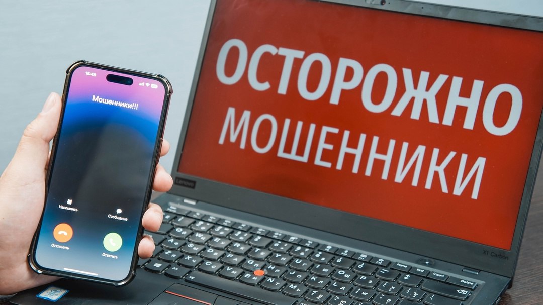 Мошенники активно обманывают россиян, выдавая себя за сотрудников маркетплейсов и курьерских служб. Жертве сообщают о якобы оплаченной посылке и просят выбрать удобное время для доставки. Если человек отказывается, мошенники ссылаются на ошибку или предлагают подарок. Затем они просят подтвердить личность и отправляют SMS с кодом, который затем используют для доступа к госуслугам или проведения финансовых операций.