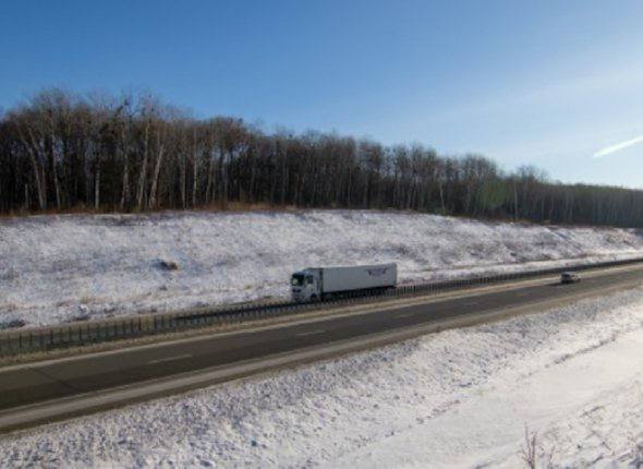 Работы по снегоочистке федеральных трасс в Хабаровском крае ведут круглосуточно Для обеспечения бесперебойного проезда по федеральным трассам Хабаровского края задействованы 77 единиц спецтехники Работы ведутся в круглосуточном режиме несмотря на продолжающиеся с 6 ноября осадки В настоящий момент движение по всем магистралям осуществляется в штатном режиме благодаря непрерывной снегоочистке и обработке покрытия противогололедными материалами На трассе А 376 Хабаровск Лидога Ванино Комсомольск на Амуре работают 33 комбинированные дорожные машины 6 автогрейдеров 6 погрузчиков и 5 тракторов На участке дороги А 370 Уссури в границах края задействованы 16 комбинированных машин 5 тракторов и 4 погрузчика а на мосту через трассу Р 297 Амур комбинированная дорожная машина и погрузчик Фото ФКУ ДСД Дальний Восток   AmurMedia Прислать новость