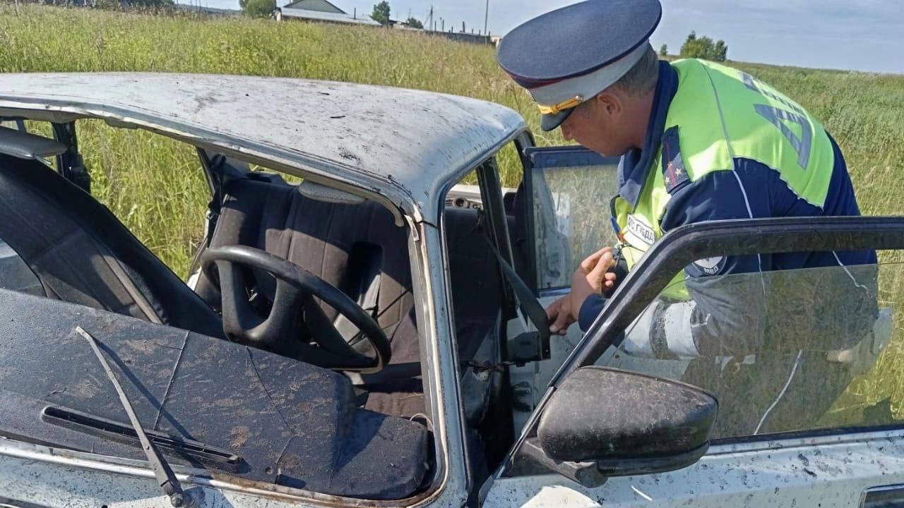 Нетрезвый водитель спровоцировал аварию в Артёмовском районе Мужчина не справился с управлением и съехал с дороги. Пассажир вылетел через лобовое стекло и был госпитализирован. В отношении водителя составили шесть административных материалов. Решается вопрос о возбуждении уголовного дела. ГИБДД
