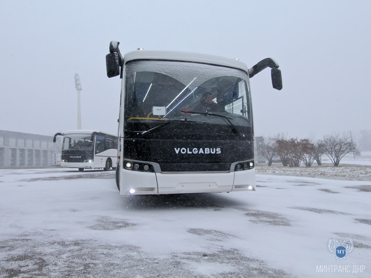 Два новых туристических автобуса получила Республика по линии Минпромторга РФ   Программа 2024 года по обновлению подвижного состава пассажирского транспорта в ДНР выполнена!  «В рамках федеральных программ при поддержке федерального центра в этом году мы уже констатируем факт получения 89 единиц автомобильного транспорта, которые прибыли в Донецкую Народную Республику и распределены между муниципалитетами и нашим подведомственным предприятием «Донбасская транспортная компания». Этот транспорт позволит улучшить работу социальных муниципальных и межмуниципальных маршрутов в Республике»,  – сообщил в ходе передачи автобусов ДТК заместитель министра транспорта Александр Бондаренко. –  Сегодня в рамках федеральной программы Министерства промышленности и торговли Российской Федерации мы получили два новых туристических автобуса. Это долгожданное для нас приобретение, которое позволит нам расширить спектр пассажирских услуг и осуществлять организованные перевозки граждан, например, туристические поездки, поездки спортсменов, детей. Для нас это был отсутствующий сегмент, так как в такого вида перевозках не участвовал государственный транспорт».   Поступившие туристические автобусы отечественного производства – от Волжского автомобильного завода, компании «Волгабас». Это современные и комфортабельные транспортные средства большой вместимости, оборудованные системой вентиляции и кондиционирования, климат-контролем и видеонаблюдением в салоне, автоматической системой пожаротушения и проблесковыми маячками.   Автобусы будут переданы в работу государственного предприятия "Донбасская транспортная компания".  Минтранс ДНР Подпишись