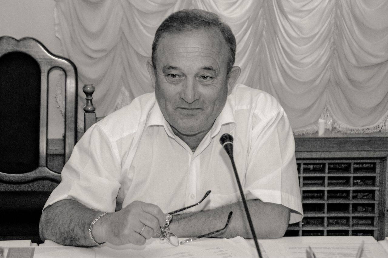 Соболезнование в связи со смертью Михаила Алексеевича Бахарева Президиум Государственного Совета Республики Крым выражает искренние и глубокие соболезнования родным и близким в связи с кончиной Михаила Алексеевича Бахарева известного крымского общественного и политического деятеля заслуженного журналиста Российской Федерации заслуженного журналиста Автономной Республики Крым Михаил Алексеевич дважды избирался депутатом крымского парламента С мая 2006 года по ноябрь 2010 года он занимал пост заместителя Председателя Верховного Совета Крыма внёс значительный вклад в правовую сферу и развитие республики С 2010 года возглавлял старейшую авторитетную газету полуострова Крымскую правду Под его руководством издание стало настоящим рупором общественного мнения отстаивающим интересы крымчан Всю свою творческую и политическую жизнь он последовательно выступал за единство с Россией Активный участник событий Крымской весны Михаил Алексеевич многое сделал для возвращения Крыма в Россию Светлая память о Михаиле Алексеевиче Бахареве навсегда останется в сердцах его родных друзей и всех кто имел честь знать его и работать с ним