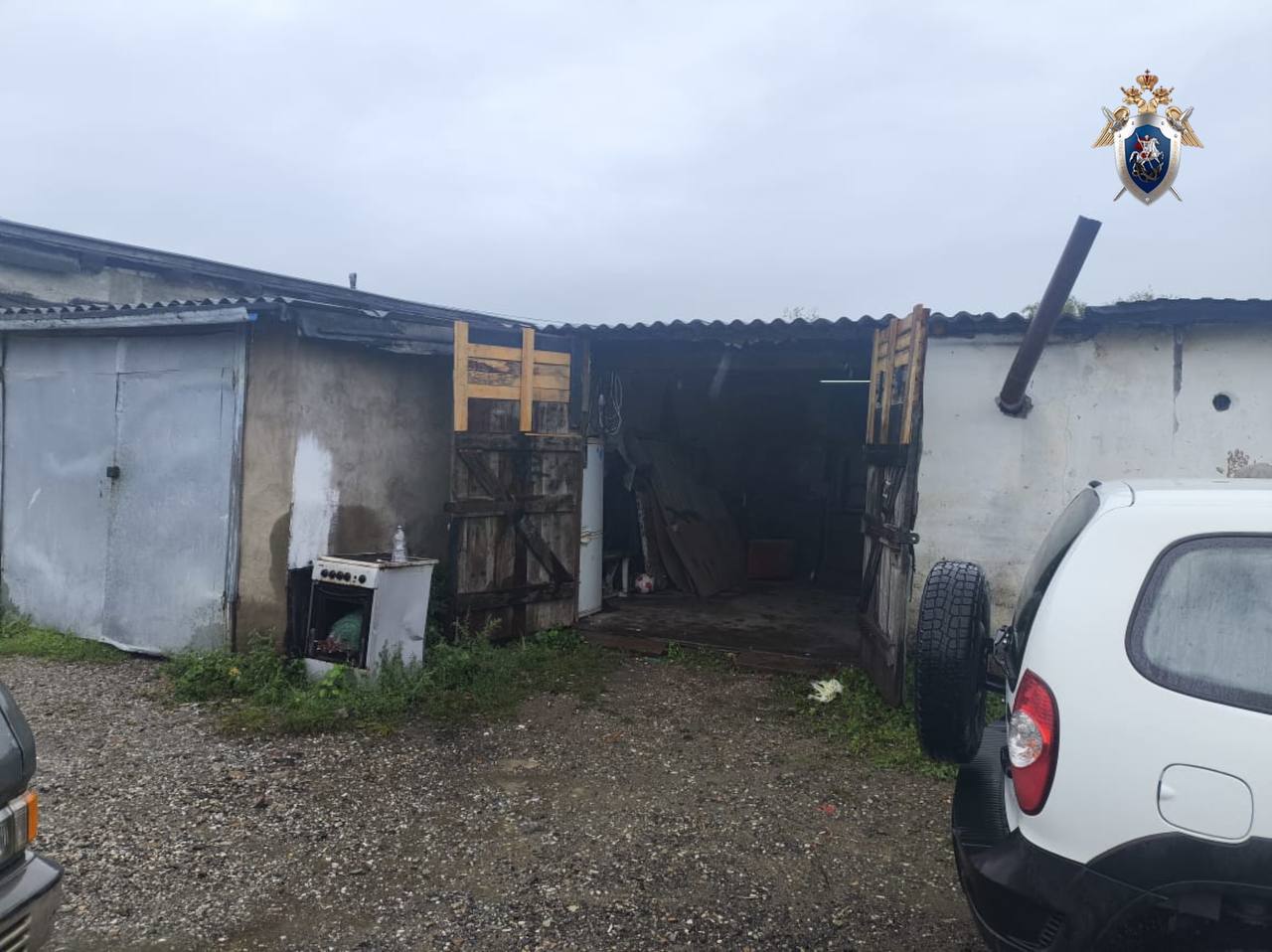 В Приморье четырёх человек будут судить за похищение подростка и мужчины Четверых жителей села Рудная Пристань обвиняют в тяжком преступлении По версии следствия 31 августа 2025 года фигуранты решили устроить самосуд над двумя односельчанами один из которых несовершеннолетний Поводом стала личная неприязнь из за якобы противоправного поведения потерпевших Злоумышленники вывезли жертв в багажнике и заперли в гараже угрожая физической расправой Пленников спасла случайность их обнаружила и освободила местная жительница Уголовное дело уже направлено в суд для рассмотрения по существу Deitaru