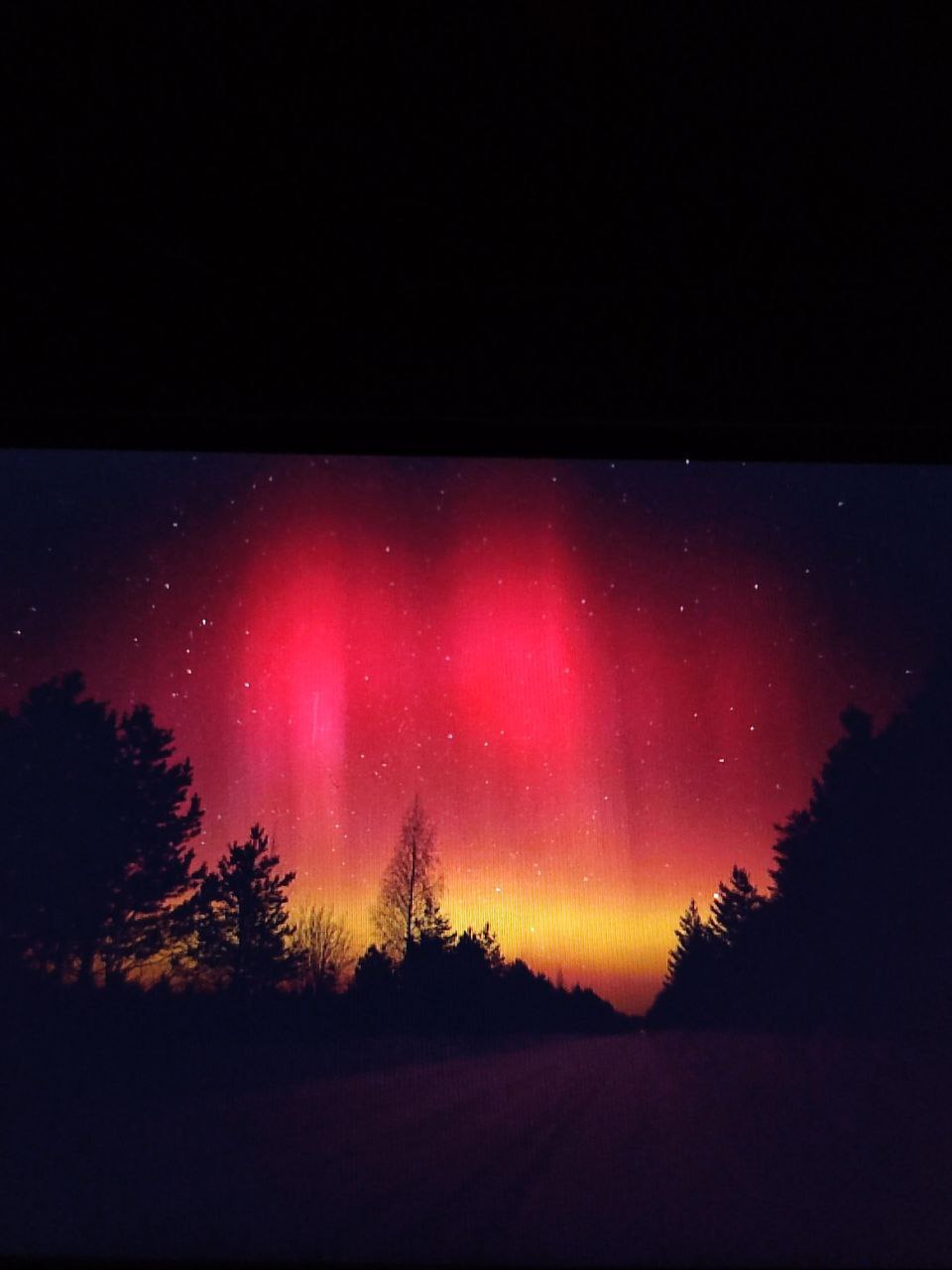 Жители российских регионов делятся фотографиями яркого северного сияния. Оно появилось из-за высокой солнечной активности в последние дни.