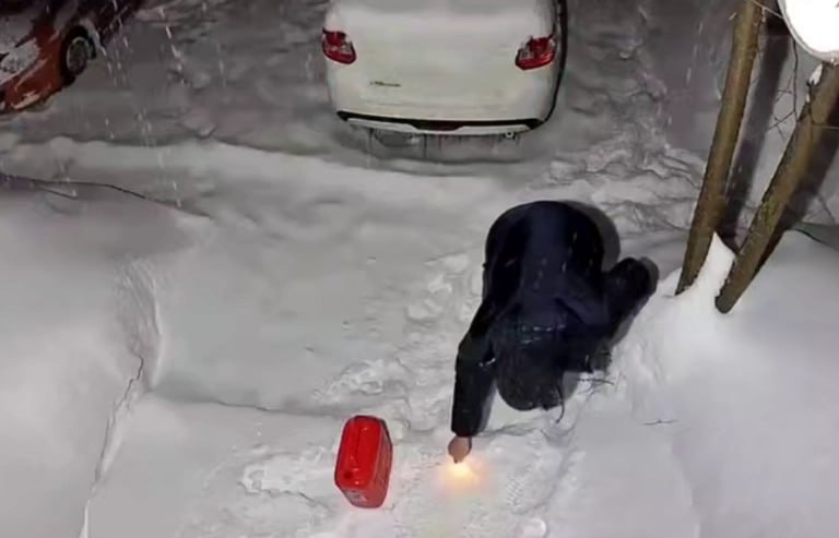 Жителя Прикамья обвинили в покушении на убийство шести человек В Пермском крае 38 летнему местному жителю предъявили обвинение в покушении на убийство шести человек общеопасным способом ч 3 ст 30 пп а е ч 2 ст 105 УК РФ сообщили в пресс службе СУ СК России Выяснилось что в ночь с 29 на 30 января 2026 года фигурант поджёг частный дом на ул Березниковская Перми в котором проживает знакомая его бывшей сожительницы Обвиняемый облил входную дверь и стены строения легковоспламеняющейся жидкостью поджег ее и скрылся с места преступления В этот момент в доме находились шесть человек в том числе двое несовершеннолетних Заметив возгорание жильцы потушили огонь самостоятельно и обратились в правоохранительные органы rbc perm