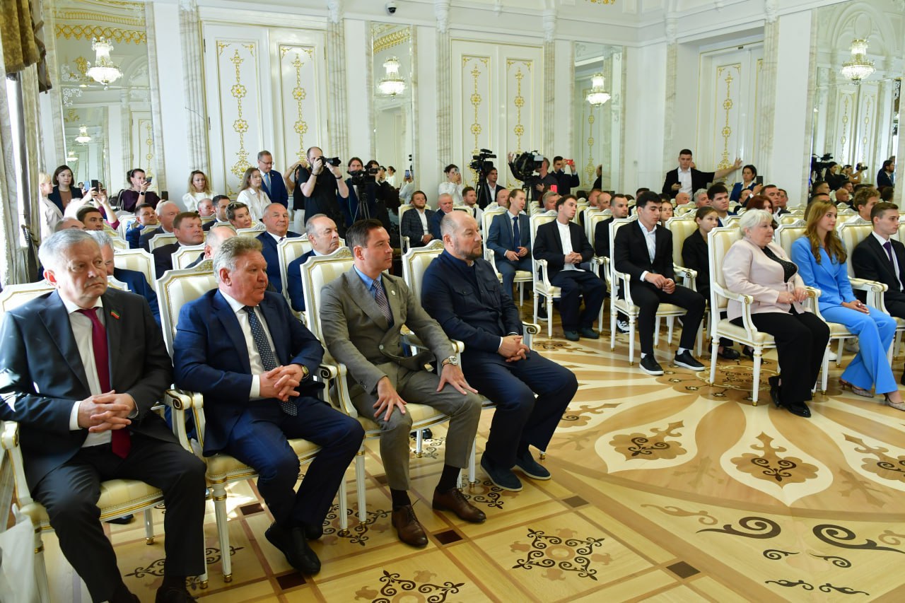 Аппаратная Рустам Минниханов вручил сегодня госнаграды Республики Татарстан и Благодарности Раиса РТ ведущим спортсменами региона и их тренерам. Раис РТ подчеркнул, что все они успешно выступили в сезоне 2024/2025 годов и показали отличные результаты в водных видах спорта, единоборствах и танцевальном спорте. «Отмечу выступления наших ребят на Чемпионате мира по водным видам спорта, - сказал Рустам Минниханов. - Вы еще раз продемонстрировали силу отечественного спорта и показали нашим ребятам, что можно достойно конкурировать со спортсменами мирового уровня. Мы признательны Татьяне Николаевне Покровской за огромное внимание к развитию водных видов спорта в России и республике». Обращаясь к Татьяне Покровской, Рустам Минниханов сказал: «Благодаря вашему многолетнему опыту и большому авторитету,... подробнее на канале: Аппаратная @