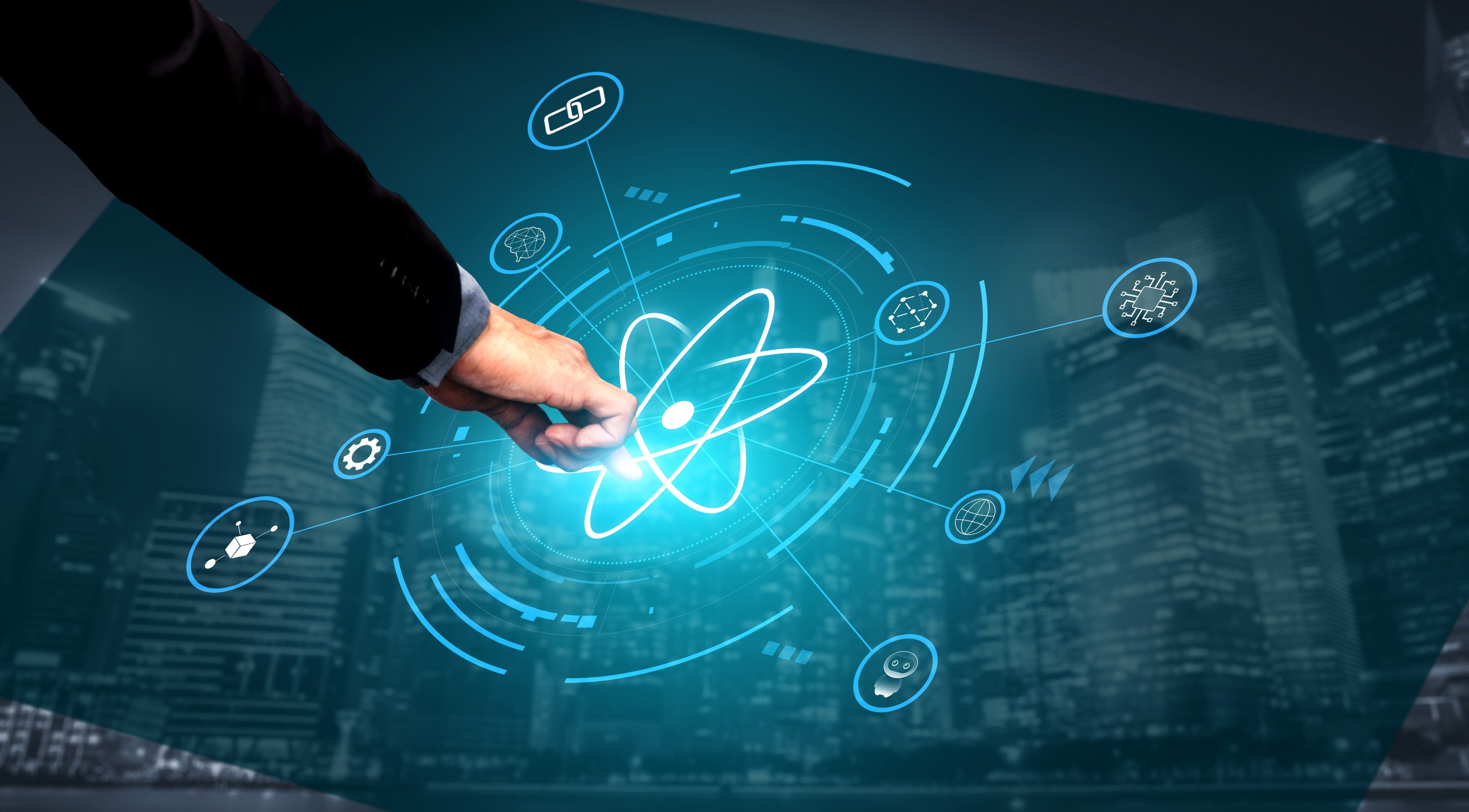 Минцифры готово финансировать внедрение квантовых технологий в бизнес ориентируясь на их практические результаты Министр Максут Шадаев сообщил что ведомство готово брать на себя 80 90 расходов на конкретные проекты по внедрению квантовых технологий в реальный бизнес Глава Минцифры отметил необходимость ориентироваться на практические результаты по квантовому направлению Заявление прозвучало в рамках Первой отраслевой конференции по квантовым технологиям Госкорпорации Росатом которая прошла 28 января Условием является софинансирование со стороны компаний заказчиков По словам министра такой подход стимулирует вовлеченность бизнеса а также улучшит развитие технологического сообщества в этой сфере Генеральный директор Росатома Алексей Лихачев выступая на той же конференции также призвал к долгосрочному планированию развития квантового направления с горизонтом планирования на десятилетия вперед Инициатива Минцифры поступила в период активного перехода отрасли от научных исследований к коммерческому использованию и ускорит интеграцию передовых квантовых решений в экономику страны Развитие квантовых коммуникаций обеспечивающих безопасность передачи данных является стратегическим приоритетом для обеспечения технологического суверенитета и долговременной цифровой безопасности страны Фото Summit Art Creations Shutterstock FOTODOM квантовыетехнологии квантоваязащита Минцифры МаксутШадаев технологическийсуверенитет цифроваябезопасность