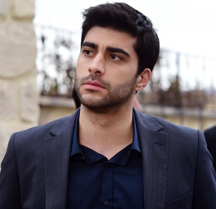 В Турции задержан актёр Догукан Гюнгер исполнитель одной из главных ролей в сериале Клюквенный щербет Прокуратура Стамбула выдала ордер на арест 25 человек в рамках операции по борьбе с наркотиками среди них турецкие знаменитости Полиция Стамбула в ходе операции по борьбе с наркотиками арестовала 25 человек в их числе актёр Догукан Гюнгер играющий в сериале Клюквенный щербет главред телеканала Habertürk Мехмет Акиф Эрсоя актриса Эзги Эйюбоглу известная по сериалу Великолепный век а также президент футбольного клуба Фенербахче Садеттин Сарана сообщает портал Т24 Изначально Генеральная прокуратура дала санкцию на задержание 26 человек но двое из них за границей а другой уже находится в тюрьме за другое преступление Предварительно задержанные совершили преступления связанные с хранением наркотических или стимулирующих веществ для употребления содействием употреблению наркотиков а также подстрекательством к проституции или посредничеством в ней Гюнгер широко известен среди поклонников турдизи от тур türk турецкий и dizi сериал в Клюквенном щербете он играет героя Фатиха Унала В 2025 году Гюнгер посещал в Россию Расследования направленные на борьбу с преступлениями и преступниками которые подрывают общественную мораль социальную структуру и семейный порядок продолжаются с решимостью и тщательностью заявили в турецкой Генпрокуратуре