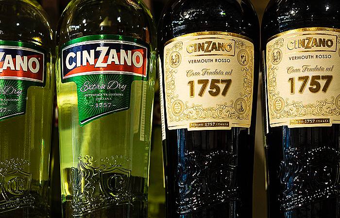 Cinzano продадут за €100 млн. Итальянская компания Campari Group, владеющая такими брендами, как Aperol, Campari и Courvoisier, объявила о продаже своих брендов Cinzano и Frattina, а также бизнеса по производству игристых вин Caffo Group 1915. Генеральный директор Campari Group Саймон Хант пояснил, что продажа данных брендов связана с оптимизацией портфеля компании.