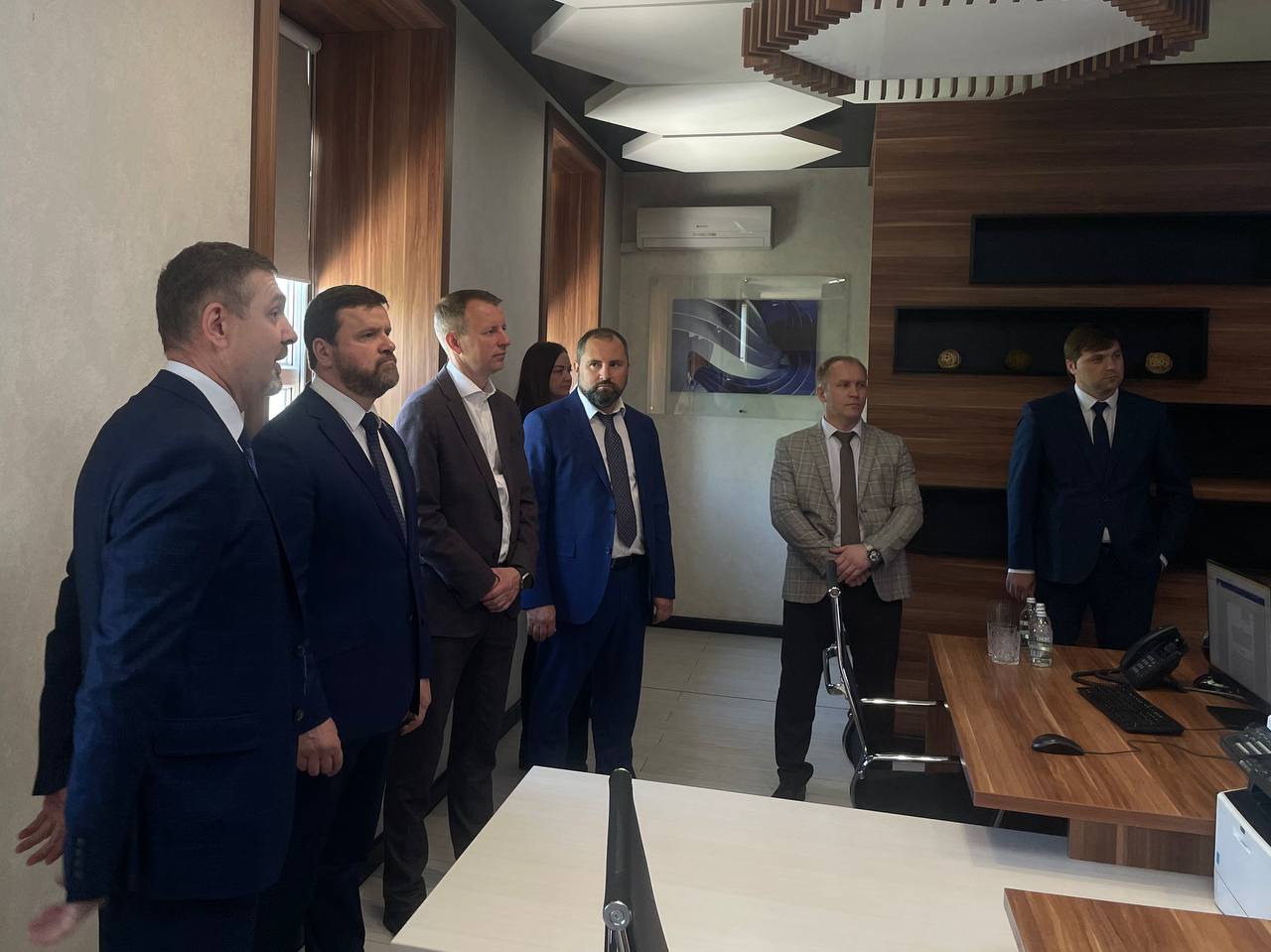 Вместе с Юрием Станкевичем посетили центральную ремонтно-производственную базу АО «Волгоградоблэнерго». Осмотрели центральный диспетчерский центр компании и обсудили текущее развитие энергетической системы Волгоградской области. Один из важных вопросов – проект модернизации Волгоградской ГРЭС, которая обеспечивает электроснабжением сотни тысяч жителей южных районов Волгограда. Вместе с Юрием Станкевичем будем обсуждать решение этой задачи в Минэнерго России.