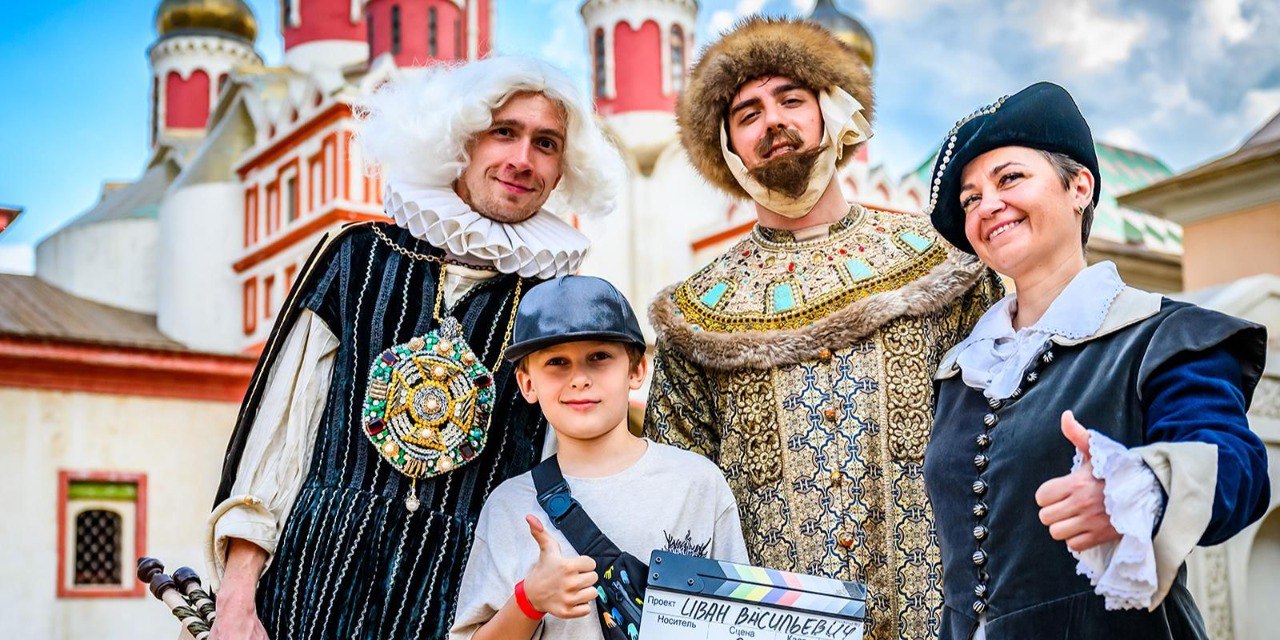 Свыше 50 мероприятий для детей пройдут в кинопарке «Москино» этим летом. Юных жителей и гостей города ждут интересные мастер-классы, экскурсии, а также постановочные съемки. Дети смогут записать свою песню, присоединиться к расследованию и познакомиться с театральной культурой столицы на сменах детского летнего клуба «Москва — город возможностей».