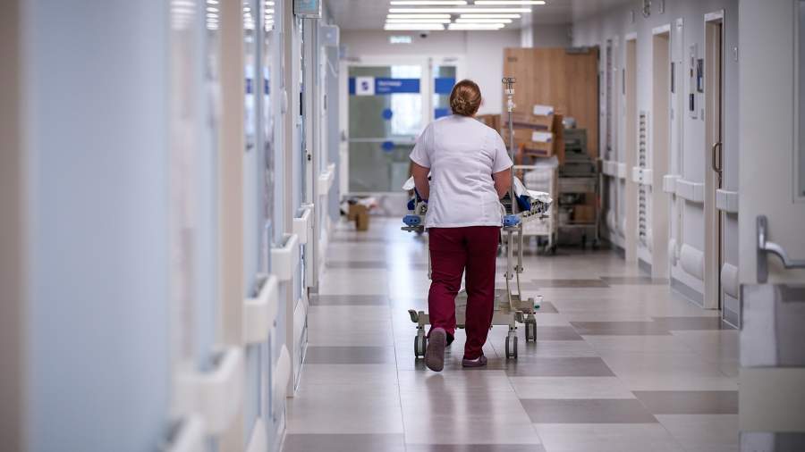 Вспышка гриппа А в Румынии сотни детей госпитализированы В Румынии растет заболеваемость гриппом типа A основной удар приходится на детей и молодежь по данным ECDC они составляют 54 случаев В педиатрической больнице Плоешть все койки заняты за неделю подтверждено более 200 случаев есть заболевшие младенцы Доминирует подвариант A супергрипп более агрессивный и ранний Восточные уезды Ботошань Сучава Яссы в зоне повышенного риска Ситуация ухудшается и в других регионах врачи ожидают роста заболеваемости после праздников сообщает TVR Info Подпишись на primulinmd