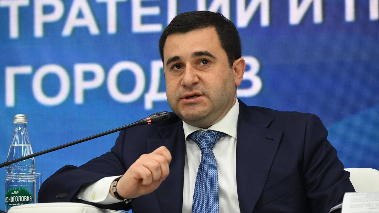 В Минстрое РФ считают, что большое количество длительных рассрочек приносит вред рынку недвижимости, и видят в них риски, связанные с ненаполнением эскроу-счетов  «Рассрочка в том виде, в котором она появляется сейчас, это точно нехорошо. Но инициаторами рассрочек больше выступают банки, а не застройщики. В большинстве случаев тот объем рассрочки, который идет сейчас, он вреден», — сказал замглавы Минстроя Никита Стасишин на Финансовом конгрессе в Санкт-Петербурге.  По его мнению, основными бенефициарами такой схемы являются банки, которые получают прибыль при минимальных рисках. В то же время для застройщиков возникает серьезная опасность: покупатели могут отказаться от квартир, и тогда застройщикам придется передавать активы банкам с существенным дисконтом.