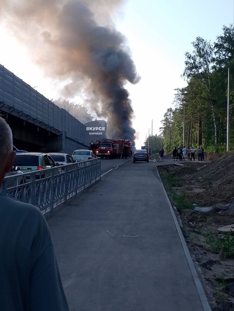 Автобус загорелся на шоссе Ленточный бор в Барнауле Возгорание произошло на пересечении с Южным трактом — загорелся моторный отсек автобуса №119, рассказали в МЧС Алтайского края. В автобусе находилось примерно 60 человек. Все самостоятельно эвакуировались из машины. Пострадавших нет. Предварительной причиной пожара стала неисправность систем, узлов и механизмов автобуса, подчеркнули в ведомстве. Видео и фото: "В курсе 22", МЧС Алтайского края