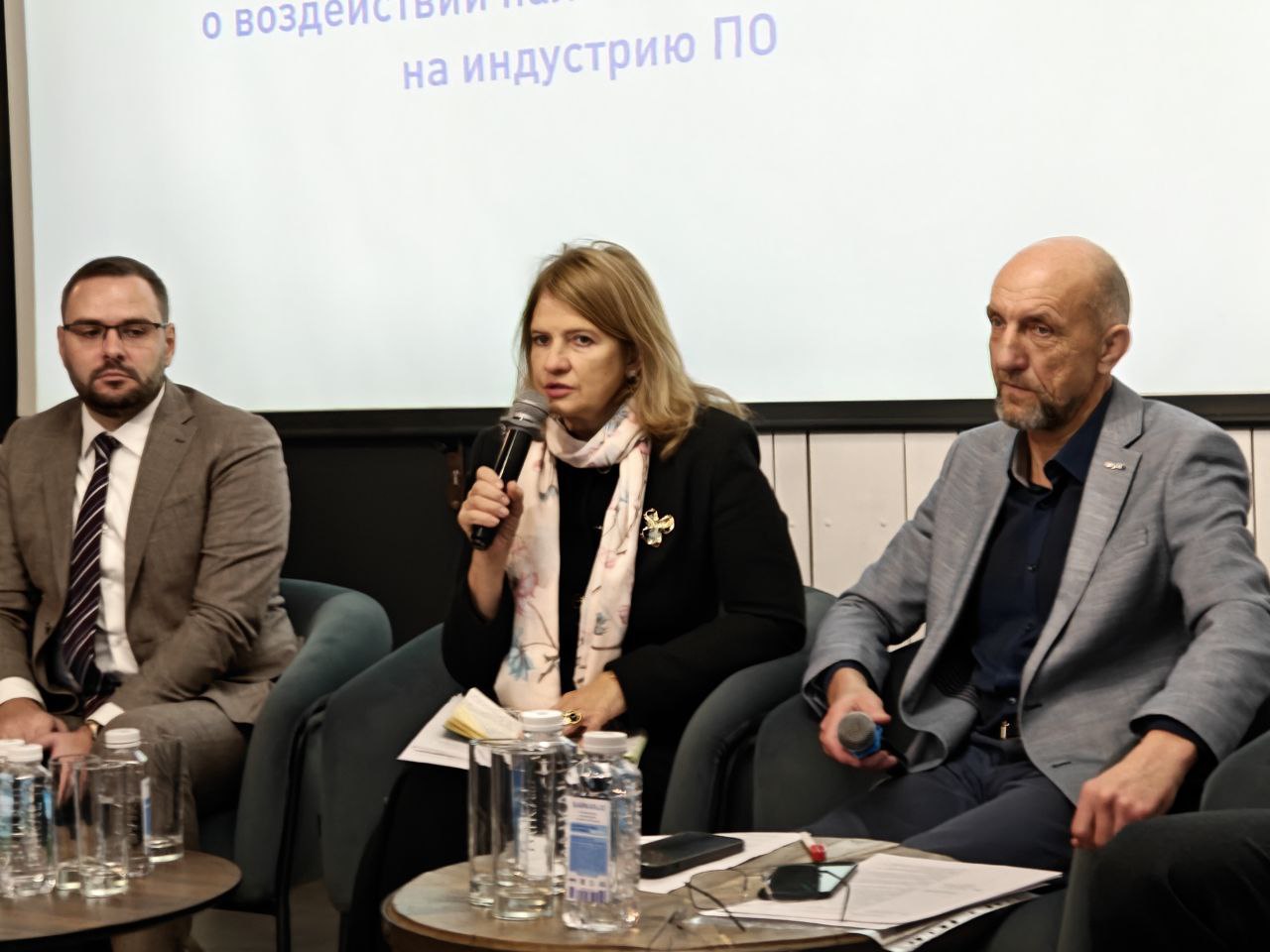 Наталья Касперская налоговая нагрузка на ИТ отрасль вырастет в 6 раз Нагрузка на ИТ отрасль в результате налоговых изменений возрастет в 6 раз заявила председатель правления АРПП Отечественный софт президент ГК InfoWatch Наталья Касперская Условия не приемлемые налоговая нагрузка возрастает в 6 раз она была примерно 5 от выручки сейчас она станет около 30 от оборота выручки Таких прибылей в отрасли мало у кого есть Значительная часть компаний 80 будет поставлена на грань выживания сказала она По ее словам в условиях СВО вводить налоги на ИТ индустрию благодаря которой идет процесс цифровизации это либо глупость либо предательство а отрасли будет проще уйти в серую или черную зону Изображение RSpectr Подписаться VK и Telegram