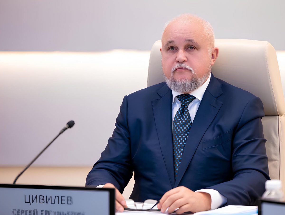 Минэнерго не видит в будущем топливных кризисов в России Риски повторения топливных кризисов в России будут сведены к минимуму по мере завершения программы модернизации нефтеперерабатывающих заводов НПЗ Об этом заявил министр энергетики Сергей Цивилев в интервью ТАСС комментируя ситуацию на рынке нефтепродуктов Мы считаем что завершающаяся программа модернизации НПЗ которая увеличит производство бензина на 4 5 млн тонн позволит нарастить запас прочности отрасли и сведет к минимуму риски топливных кризисов в будущем Глава Минэнерго пояснил что рост биржевых цен за последние месяцы был вызван сезоном плановых ремонтов на НПЗ и традиционно высоким спросом а также сообщениями о временных остановках на некоторых заводах что спровоцировало ажиотажный спрос Ситуация взята под контроль Мы оперативно приняли ряд мер включая ограничение экспорта и корректировку демпфера Это помогло остановить рост оптовых цен и стабилизировать ситуацию отметил Цивилев Министр подчеркнул что правительство России считает своим абсолютным приоритетом полное удовлетворение потребностей граждан и промышленности в топливе и продолжает в ручном режиме вести работу по поддержанию стабильной ситуации на внутреннем рынке нефтепродуктов Осенью по словам министра спрос традиционно снижается а на заводах завершаются плановые ремонты Эти два фактора вместе помогут вернуть баланс на рынке бензина в норму Объем производства будет существенно превышать потребление заявил он Цивилев уточнил что сформировавшийся избыток топлива по мере накопления сможет направляться на экспорт причем решение о запрете или разрешении экспорта будет приниматься по ситуации на основе актуальных данных о динамике запасов Благодаря принятым мерам и сезонным факторам мы ожидаем осенью стабилизации цен на оптовом рынке топлива констатировал министр Касаясь ситуации на Дальнем Востоке министр подтвердил что регион потребляет больше светлых нефтепродуктов чем производит и его потребности покрываются поставками с заводов Сибири Урала и Поволжья Сейчас компании прорабатывают несколько проектов новых НПЗ в Сахалинской области Приморском и Хабаровском крае сообщил Цивилев По его словам ННК рассматривает несколько вариантов для второй очереди Хабаровского НПЗ от модернизации действующего завода до строительства НПЗ на новой площадке мощностью от 5 до 10 млн тонн Пока окончательного решения не принято компания продолжает оценивать все варианты уточнил министр В Приморском крае Роснефть разрабатывает проект Восточного нефтехимического комплекса ВНХК но в условиях текущей макроэкономической неопределенности компания отложила дальнейшую работу Развитие проекта возможно после достижения макроэкономической стабильности пояснил Цивилев В Сахалинской области изучается проект завода Газпрома по переработке газового конденсата мощностью 4 5 млн тонн по которому сейчас проходит процедура обоснования инвестиций При этом Газпром рассматривает и другие варианты переработки углеводородов в регионе добавил министр