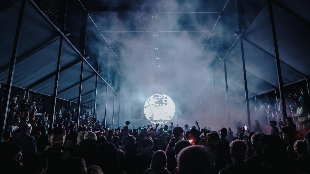 Фестиваль электронной музыки Signal переедет из леса на завод Энергомаш в подмосковном Чехове объявили в соцсетях проекта В мероприятии которое пройдет с 22 по 24 мая 2026 года примут участие более 70 артистов на шести сценах интегрированных в заводские конструкции и природный ландшафт В прошлые годы Signal проводили на территории лесной арт зоны Никола Ленивец В этом году власти Калужской области запретили организацию события из за угроз и рисков безопасности для участников vk signal live Telegram Max