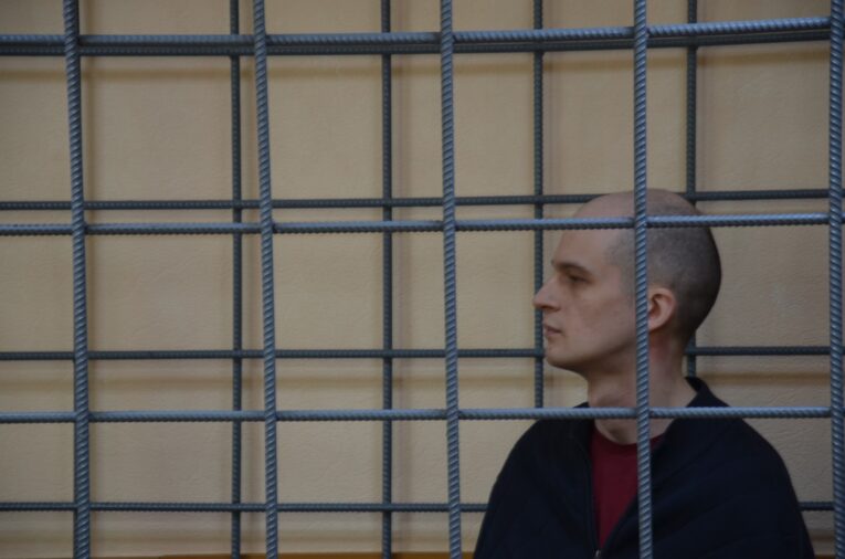 Концессионер Неверов, занимавшийся газификацией Читы, приговорён к 3,5 годам Центральный районный суд города Хабаровска приговорил концессионера Станислава Неверова к 3,5 годам колонии. Его компания занималась строительством социальных объектов на Дальнем Востоке, в том числе возведением школ и детских садов в Забайкалье, а также газификацией Читы. По версии следствия, обвиняемый совместно с другими членами организованной группы, заключая мнимые договоров поставок материалов и оборудования, вывели со счетов казначейства на счета третьих юридических лиц более 877 млн рублей из бюджета, предназначавшихся для строительства в рамках концессионных соглашений школ в Забайкальском и Хабаровском краях, а также газификации города Читы. Суд признал Станислава Неверова виновным и приговорил его к 3,5 годам колонии общего режима. При этом проведённое им в СИЗО время учтено в назначенном сроке: один день под стражей — 1,5 дня в колонии. Также с него будет взыскан ущерб в размере более 165,8 млн рублей в пользу Минобразования Забайкалья и более 356,3 млн рублей — администрации Читы. Наложенный на имущество Неверова арест сохранён. Приговор в законную силу не вступил. При этом ранее пресс-служба прокуратуры Хабаровского края отмечала, что максимальное наказание по статье о мошенничестве — лишение свободы до 10 лет. Фото: “Дальневосточное обозрение” 16+ ChitaMedia Забайкальский край