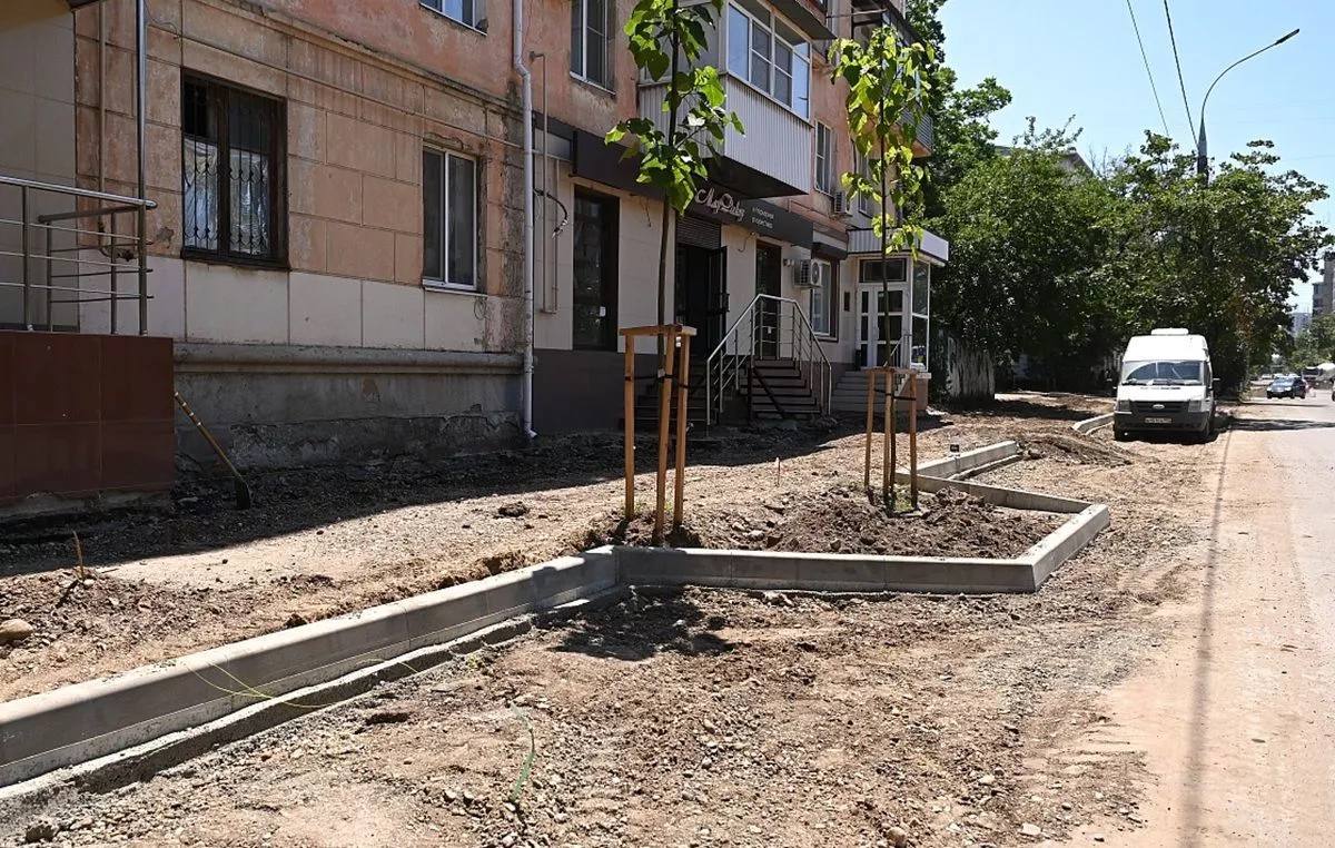Пятикилометровый участок улицы Рашпилевской отремонтируют в Краснодаре: работы начались. Обновить намечено более пяти километров дороги - от Советской до Дальней. Для проведения работ вводятся поэтапные временные ограничения движения транспорта. Завершить работы планируется во второй половине августа 2025 года. Кубанские Новости