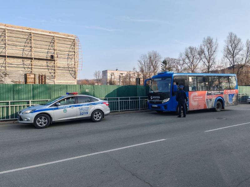 ‍ В Приморье привлечены к ответственности 7  2   водителя пассажирских автобусов и 4   должностных лица  Госавтоинспекцией Приморского края подведены итоги профилактического мероприятия «Автобус».  Сотрудниками ведомства проверено 272 транспортных средства, работающих на маршрутных пассажирских перевозках. По результатам проверок к административной ответственности  привлечены 72 водителя и 4 должностных лица.  Сотрудниками Госавтоинспекции установлено, что на маршрутах работали транспортные средства с техническими неисправностями, без тахографа; выявлены нарушения требований к проведению предрейсовых и послерейсовых  медицинских осмотров водителей; водителями допускались такие нарушения Правил дорожного движения, как невыполнение требования ПДД подать сигнал перед началом движения, перестроением, поворотом, разворотом или остановкой; невыполнение требования Правил дорожного движения уступить дорогу транспортному средству, пользующемуся  преимущественным правом движения; нарушение правил остановки или стоянки на проезжей части, повлекшее создание препятствия для движения других транспортных средств.   По подозрению в подделке или уничтожении идентификационного номера транспортного средства  ст. 326 УК РФ  в отдел МВД России по городу Находке доставлено транспортное средство Hyndai Aerotown.  Также выявлены случаи управления транспортными средствами водителями, не имеющими российского национального водительского удостоверения.   Безопасность общественного транспорта находится на особом контроле региональной Госавтоинспекции. Сотрудники ведомства напоминают: сообщения о происшествиях  преступлениях, событиях, угрожающих личной или общественной безопасности, а также иных обстоятельствах, требующих проверки возможных признаков преступления или административного правонарушения  круглосуточно принимаются и незамедлительно регистрируются в дежурных частях территориальных органов внутренних дел по телефону 02  со стационарных телефонов , или 102  с мобильных средств связи .   Телефон дежурной части Госавтоинспекции Приморского края: 231 09 08, 231 04 08.   Телефон доверия: 8 423  240 10 00.    Полиция Приморья