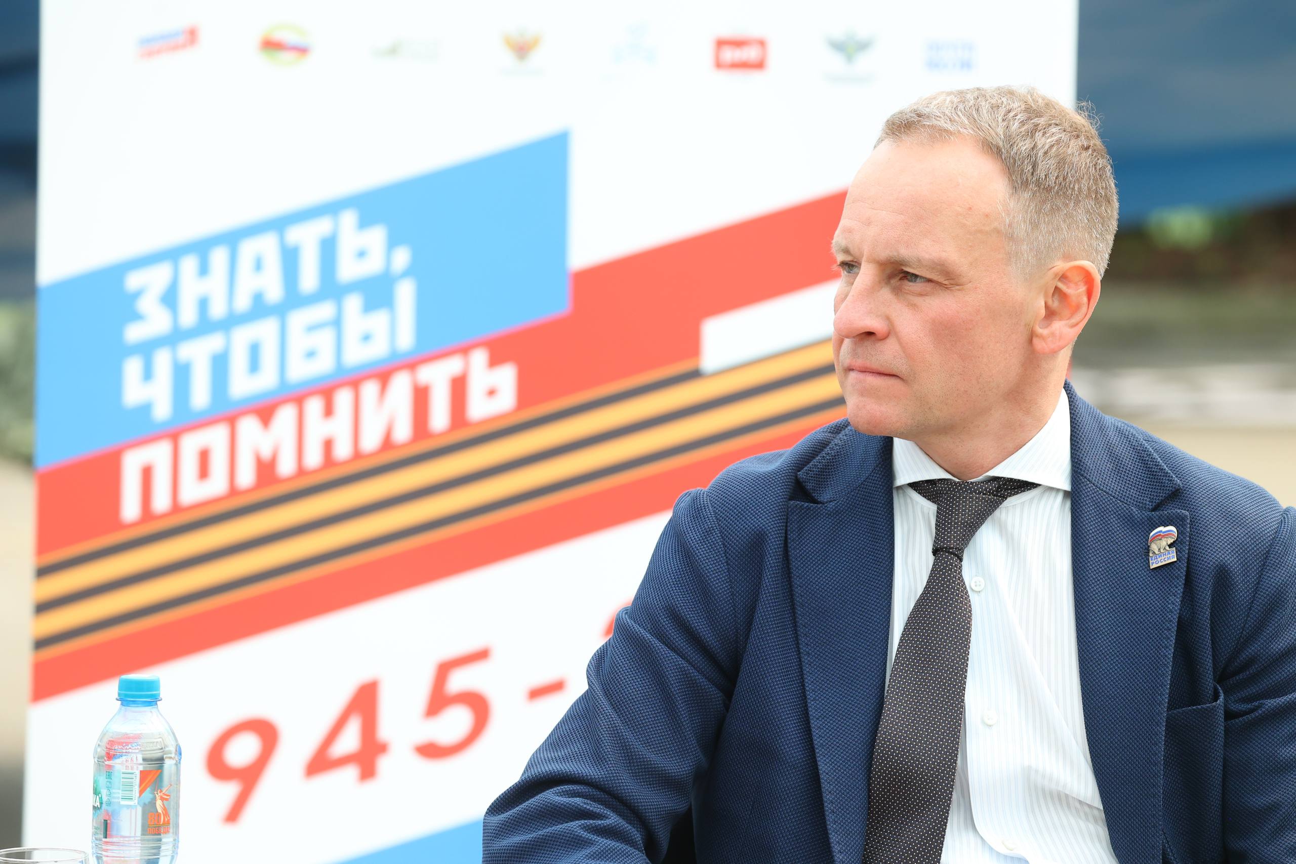 Международная патриотическая акция Единой России Диктант Победы вошла в шорт лист премии Знание Премия 2025 Это главная просветительская награда страны Российского общества Знание В этом году она проходит в пятый раз Диктант Победы номинирован за вклад в сохранение памяти о защитниках Отечества Наш проект уже подтвердил статус одного из самых масштабных просветительских проектов России С каждым годом в нём принимает участие всё больше участников В этом году Диктант Победы побил все рекорды более 2 75 миллиона человек из России и ещё 97 стран мира присоединились к его написанию Мы задали высокую планку и не собираемся её снижать Диктант Победы стал популярным и будет проводиться ежегодно обрастая новыми активностями и форматами Благодарю команду проекта Историческая память и всех кто вместе с нами проводит такую важную работу по сохранению исторической памяти Сидякин в Telegram Сидякин в Вконтакте