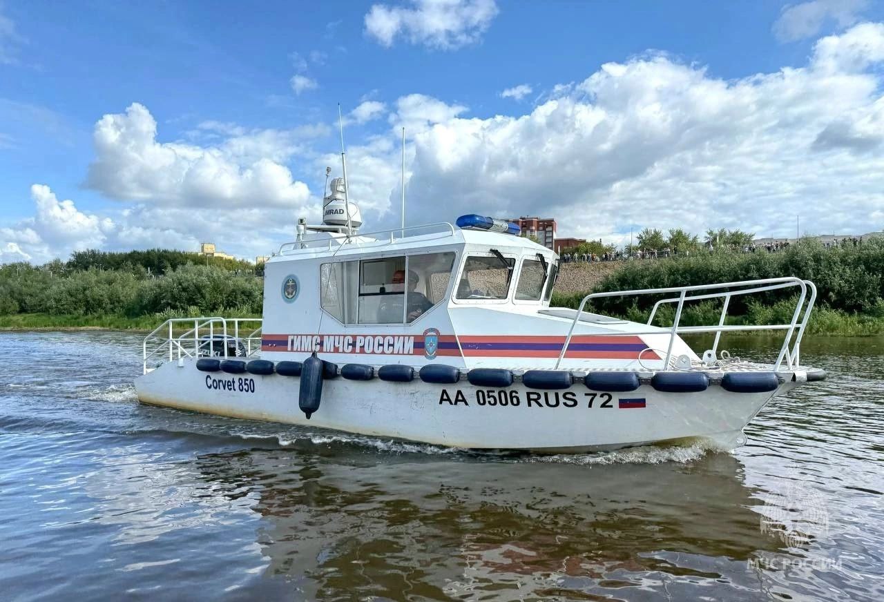 В Тюмени сотрудники Отдела безопасности людей на водных объектах и Центра ГИМС областного главка МЧС России обеспечили безопасность проведения военно – исторической реконструкции «Ложная переправа».   Два патрульных катера и шесть человек инспекторского состава осуществляли дежурство на участке реки Тура у набережной парка «Заречный».   Мероприятие прошло без происшествий.        MAX