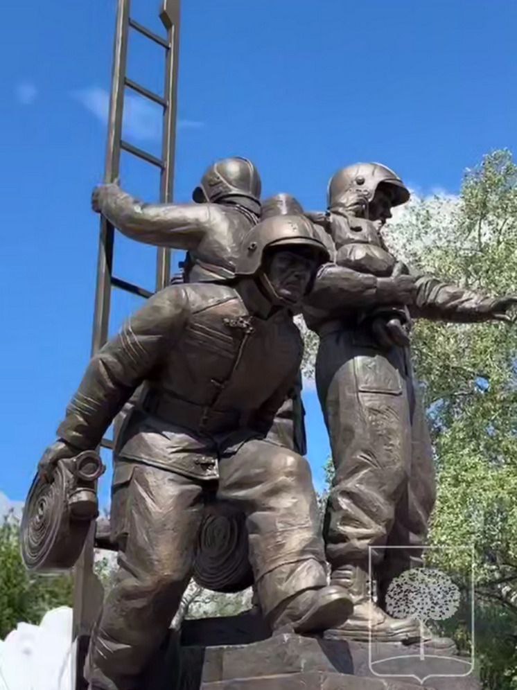 Памятник "Пожарным и спасателям" открыли в Липецке сегодня, 30 апреля.  Монумент представляет собой три фигуры, которые стоят спиной друг к другу, что символизирует единство и взаимопомощь команды. Памятник установлен на вращающейся платформе, благодаря чему зрители могут рассмотреть его со всех сторон, стоя на одном месте. Необычно, как минимум.  Чиновники рассказали, что этот памятник — символ верности и служения Родине как в мирное время, так и во время бедствий.   А мы считаем, что открытие такого памятника — это не только дань уважения тем, кто рискует своей жизнью ради других, но и напоминание о важности командной работы, ввзаимовыручке и поддержки друг друга в трудные моменты.