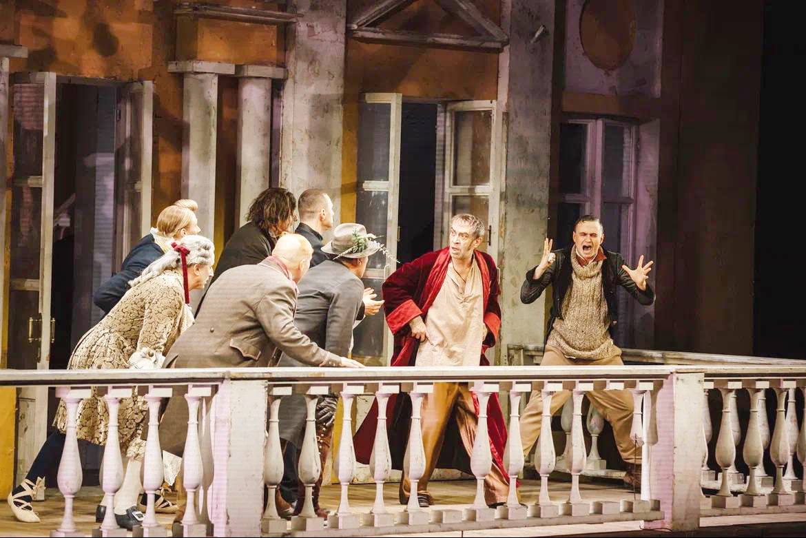 6 5 тысяч человек посмотрели трансляцию спектакля Ревизор Более 800 курян увидели постановку в зрительном зале драмтеатра Еще несколько десятков людей смотрели прямой эфир на Полугоре Об этом рассказал Александр Хинштейн Вместе с супругой уже видели Ревизора в Москве несколько лет назад Но на Курской земле этот сюжет открывается совершенно по новому Те чиновничьи пороки которые высмеивает Николай Васильевич в пьесе увы встречаются и в наши дни Для курян сюжет написанный почти 200 лет назад к сожалению очень актуален Но все мы знаем что и в жизни тот кто мошенников над мошенниками обманывал сам становится обманутым сказал Александр Хинштейн Также Александр Хинштейн рассказал что в комментариях к трансляции зрители оставили более 400 комментариев с благодарностью за спектакль и возможность увидеть его онлайн Фото ТГ канал Александра Хинштейна Подпишись на Курск 1