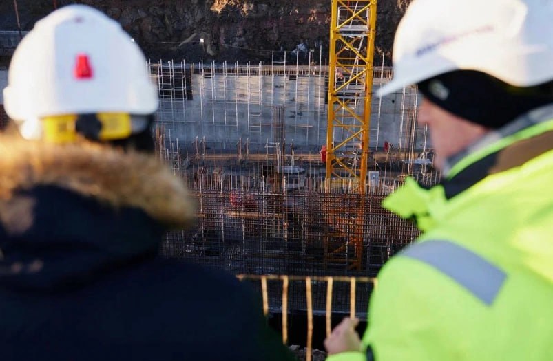 Дарий Тюрин Остерра задает высокие экологические стандарты Заместитель председателя правительства Хабаровского края по природным ресурсам и сельскому хозяйству Дарий Тюрин высоко оценил экологические стандарты угольного терминала Остерра ранее Дальтрансуголь в Ванинском районе по итогам рабочего визита на предприятие   Как рассказали в организации на сегодняшний момент на терминале Остерра внедрены и действуют самые передовые технологии пылеподавления на всех этапах перевалки угля с эффективностью до 99 3 Мы не видим всплесков концентрации вредных веществ Станция в автоматическом режиме фиксирует факт того что происходит Это говорит о том что меры эффективные они работают Поэтому такие предприятия в Хабаровском крае мы считаем передовыми и их должно быть больше Можно сказать что Остерра флагман в этом направлении подчеркнул Дарий Тюрин ℹ  Зампред правительства Хабаровского края по природным ресурсам и сельскому хозяйству также обратил внимание на улучшение экологической ситуации в Ванинском районе Хабаровского края в целом Фото предоставлено пресс службой компании Остерра