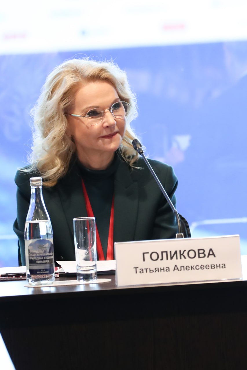 Антон Котяков: Нацпроект «Кадры» поможет синхронизировать подготовку специалистов с потребностями экономики На площадке ПМЭФ-2025 прошло выездное заседание комиссии Госсовета по направлению «Кадры» «Об основных подходах по привлечению квалифицированных специалистов с учетом потребностей рынка труда» Об основных трендах рынка труда на перспективу до 2030 года и реализации инструментов национального проекта «Кадры» рассказал глава Минтруда России Антон Котяков: Сегодня в стране сложился максимальный уровень занятости населения, а в возрастных группах 30–39 лет и 40–49 лет он достиг пиковых значений более 90% и около 93% соответственно. Существенно возрастает численность молодежи, которая формирует основной резерв рынка труда. Приоритетная задача – обеспечить подготовку кадров с учетом потребностей экономики, для этого: с 1 января стартовал национальный проект «Кадры», проводится ежегодное прогнозирование кадровой потребности, с этого года прогноз кадровой потребности впервые будет формироваться на 7-летний период. Во всероссийском опросе работодателей приняло участие более 300 тыс. компаний, в которых заняты более 22 млн работников, – это на 10% больше результатов прошлого года. Со следующего года прогноз будет публичным, а все процессы, связанные с его подготовкой, будут переведены на портал «Работа России», что упростит верификацию и обработку данных. Будет продолжена модернизация службы занятости, по итогам этого года уже в половине субъектов заработают современные кадровые центры «Работа России». В рамках нацпроекта «Образование для рынка труда» запустили пилотный проект по сопровождению учащихся. План охватывает 11 регионов, где кадровые центры «Работа России» выстраивают единый план карьерного развития – от 8-го класса до трудоустройства в компанию. Для изменения трудовых установок важно помогать в выборе профессии и будущего места работы. Через неделю стартует Всероссийская ярмарка трудоустройства. Ознакомиться с программой можно здесь. #ПМЭФ Новости Правительства России