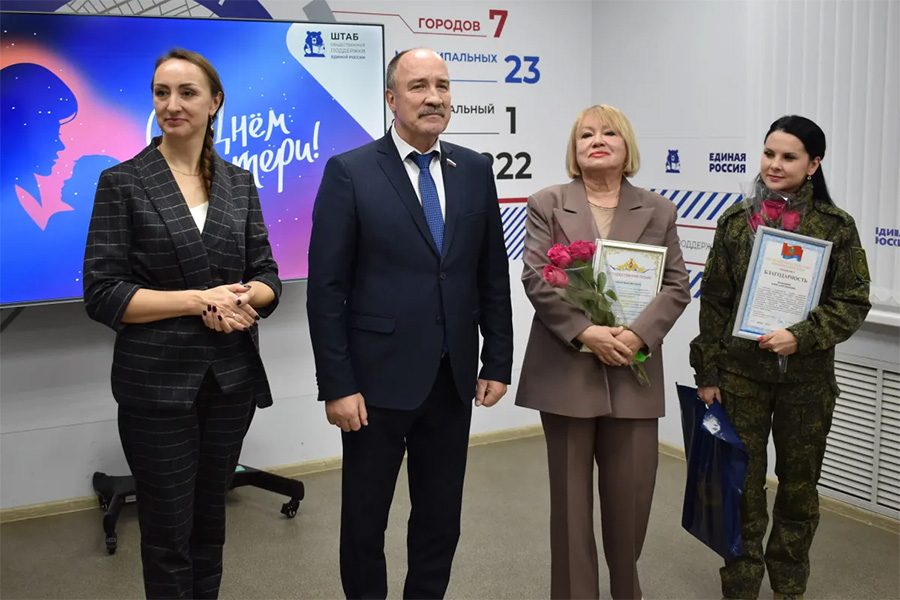 Леонид Музалевский вручил награды матерям и жёнам участников СВО 27 ноября председатель Орловского областного Совета народных депутатов встретился с близкими защитников в преддверии празднования Дня матери в России   www infoorel ru news leonid muzalevskiy vruchil nagrady materyam i zhyonam uchastnikov svo html