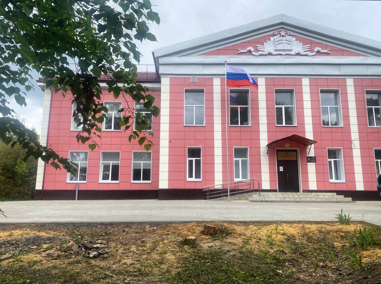 «У вас выбор между плохим и очень плохим: потерять деньги или потерять и деньги, и свободу»: Александра Хинштейна возмутила работа подрядчика в Новокасторенской школе. В учебном заведении, где более 100 школьников, в 2023 году делали капремонт. Мало того, что подрядчик сорвал сроки. В спортзале обвалился потолок. К счастью, во время каникул. Экспертиза показала, что причина - ошибки при проектировании и монтаже конструкций. Потолочные балки оказались не железобетонными и попросту не выдержали. К тому же, на чердаке складировали стройматериалы, а кровля 4 месяца стояла открытой. Устранять последствия по гарантии подрядчик - «Стройтехногрупп» - отказался. К компании есть вопросы и по другим объектам: ещё в одном здании в Касторенском районе после ремонта стены пошли трещинами, по Рыльскому культурно-досуговому центру тоже поступают жалобы. Разговор врио губернатора с директором подрядной организации Виктором Головченко был жёстким. - Обнаружив, что там деревянные балки, вы должны были пересчитать нагрузки: не надо быть строителем, чтобы это понимать, - подчеркнул Александр Хинштейн. - Просто повезло, что в тот момент не было детей и никто не пострадал, иначе вы бы здесь со мной не разговаривали. Вы сейчас достаёте из кармана всё, что есть, и выполняете все восстановительные работы на этом объекте, устраняете все недостатки на втором. Средства есть у вас, чтобы всё отремонтировать? - К сожалению, нет... - Как сказали специалисты, вы должны были отказаться от выполнения работ, когда увидели несоответствие проектных решений и реальной картины. Вы этого не сделали. Отдельно буду просить коллег разобраться, почему прежняя администрация области утвердила вас в качестве подрядчика при отсутствии такого опыта работы. У вас выбор между плохим и очень плохим: потерять деньги или потерять и деньги, и свободу. И ни в одном другом регионе России вы работать тоже не сможете, я вас везде найду, если вы не выполните обязательства - привести в соответствие это здание так, чтобы сюда могли зайти дети. Школу должны отремонтировать к новому учебному году. фото ТРК «Сейм» Сейм Курская область