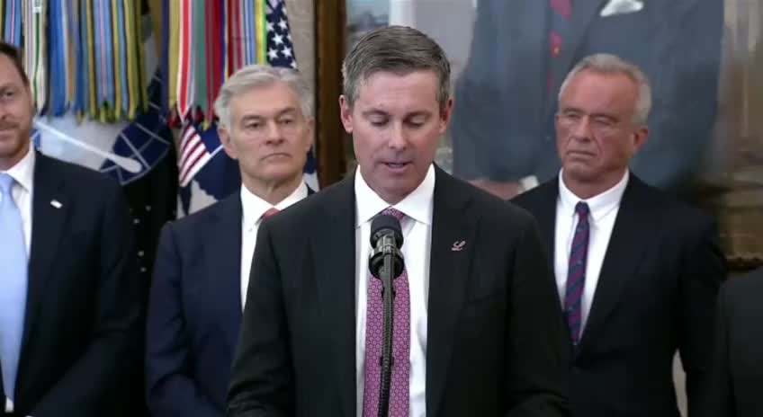 Участник встречи с Трампом в Овальном кабинете потерял сознание