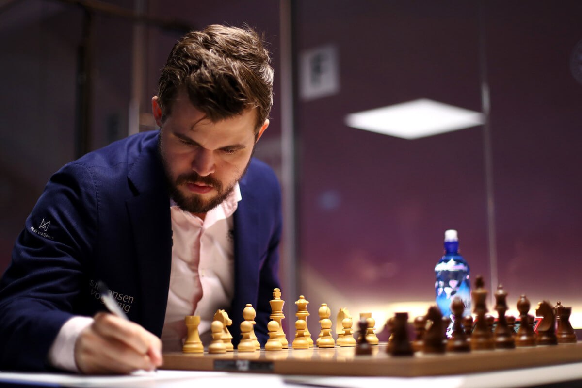 Карлсен жестко высказался о FIDE и отказался от участия в ЧМ по блицу  Ранее Магнуса дисквалифицировали с ЧМ по рапиду из‑за нарушения дресс‑кода. Турнир по рапиду проходит в Нью‑Йорке и завершится 28 декабря. 30 декабря там же стартует ЧМ по блицу.     Карлсен – для ESPN:  «Я не знаю, случалось ли это в прошлом или нет. Но, знаете, FIDE фактически преследовала игроков, чтобы заставить их не подписывать контракт с Freestyle, по сути, угрожая им тем, что они не смогут играть в цикле чемпионата мира. Поэтому, честно говоря, мое терпение по отношению к ним изначально было не очень. И это нормально. Они могут навязывать свои правила. Я отвечаю, что все в порядке, тогда я ухожу. Типа, идите вы. Я не думаю, что нужно что‑то еще говорить»       Dean Mouhtaropoulos/Getty Images Sport/Getty Images