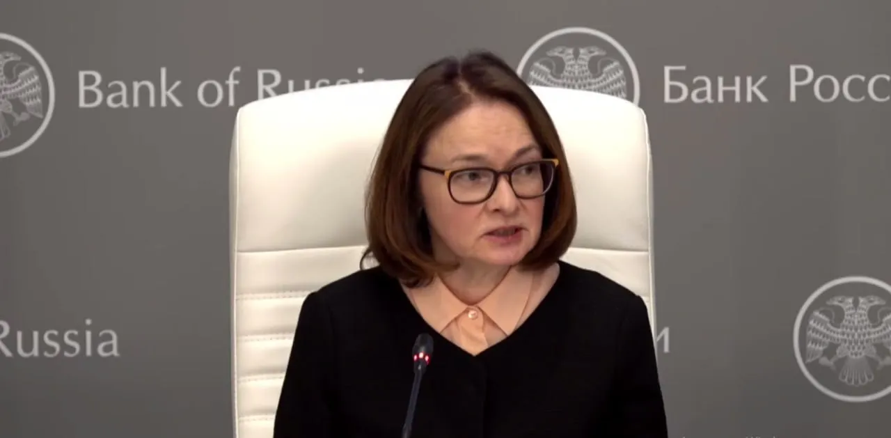 Глава Центробанка Эльвира Набиуллина заявила что пока не планирует возвращаться к своей традиции с брошками на пресс конференциях по итогам заседаний совета директоров Она пояснила что для брошек ещё не время Напомним эту неформальную традицию она начала в марте 2020 года Последний раз Набиуллина появилась с брошью в феврале 2022 года Подписаться на ДП в Telegram MAX