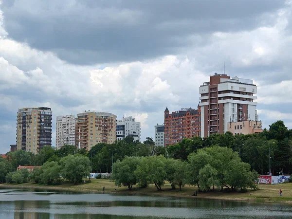 В Краснодаре общая площадь территории, подлежащей комплексному развитию, превышает 400 га. Об этом сообщает «Ъ-Кубань» со ссылкой на вице-мэра краевой столицы Надежду Панаетову.  По словам Панаетовой, на 400 га планируют построить свыше 250 га жилья на 114 тыс. человек. Кроме того, на этой территории намерены возвести 10 школ, 32 детских сада и 13 объектов допобразования. В планы комплексного развития также входит строительство трех библиотек, двух физкультурно-оздоровительных комплексов и других объектов инфраструктуры.  Вице-мэр отмечает, что такой механизм комплексного развития территории позволит решить множество проблем строительной отрасли.  Фото: Юрий Серебренников/BFM Кубань