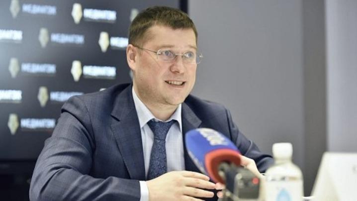 Юрий Сердечкин покинет пост главы Мурманска Оперативное совещание в правительстве Мурманской области началось с информации о предстоящих кадровых изменениях в администрации областного центра. Губернатор Андрей Чибис сообщил о том, что 1 июля полномочия главы города сложит Юрий Сердечкин в связи с переходом на другую должность за пределами региона. Исполняющим обязанности будет назначен нынешний замглавы Мурманска Иван Лебедев. "Я искренне хочу Юрия Валерьевича поблагодарить. Он возглавил город-герой весной 2022 года и за три года работы в рамках единой команды вместе с областным правительством удалось показать очевидные значительные результаты в сфере благоустройства, капитального ремонта домов, уборки и содержания дорог особенно в зимний период", - отметил губернатор. Фото: администрация города Мурманска Подпишись — Вести Мурман