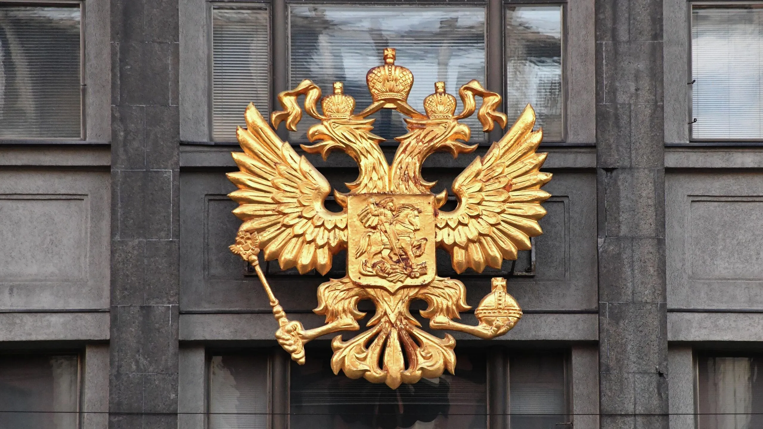 Россияне имеющие долги за оплату услуг ЖКХ могут списать задолженность через процедуру банкротства кроме того можно договориться с управляющей компанией о реструктуризации долга сообщил РИА Новости депутат Госдумы Дмитрий Свищев ЛДПР Процедура банкротства единственный законный механизм позволяющий полностью списать долги в том числе и коммунальные По общему правилу долги по ЖКХ возникшие до подачи заявления о банкротстве могут быть списаны по решению суда Однако есть важные нюансы сказал Свищев Парламентарий отметил что банкротство не освобождает от текущих платежей то есть за свет воду и тепло которые начисляются уже в процессе суда платить придется в любом случае они не списываются Кроме того если суд решит что вы намеренно уклонялись от оплаты в списании могут отказать Он также уточнил что сама процедура банкротства стоит денег нужно оплачивать услуги финансового управляющего